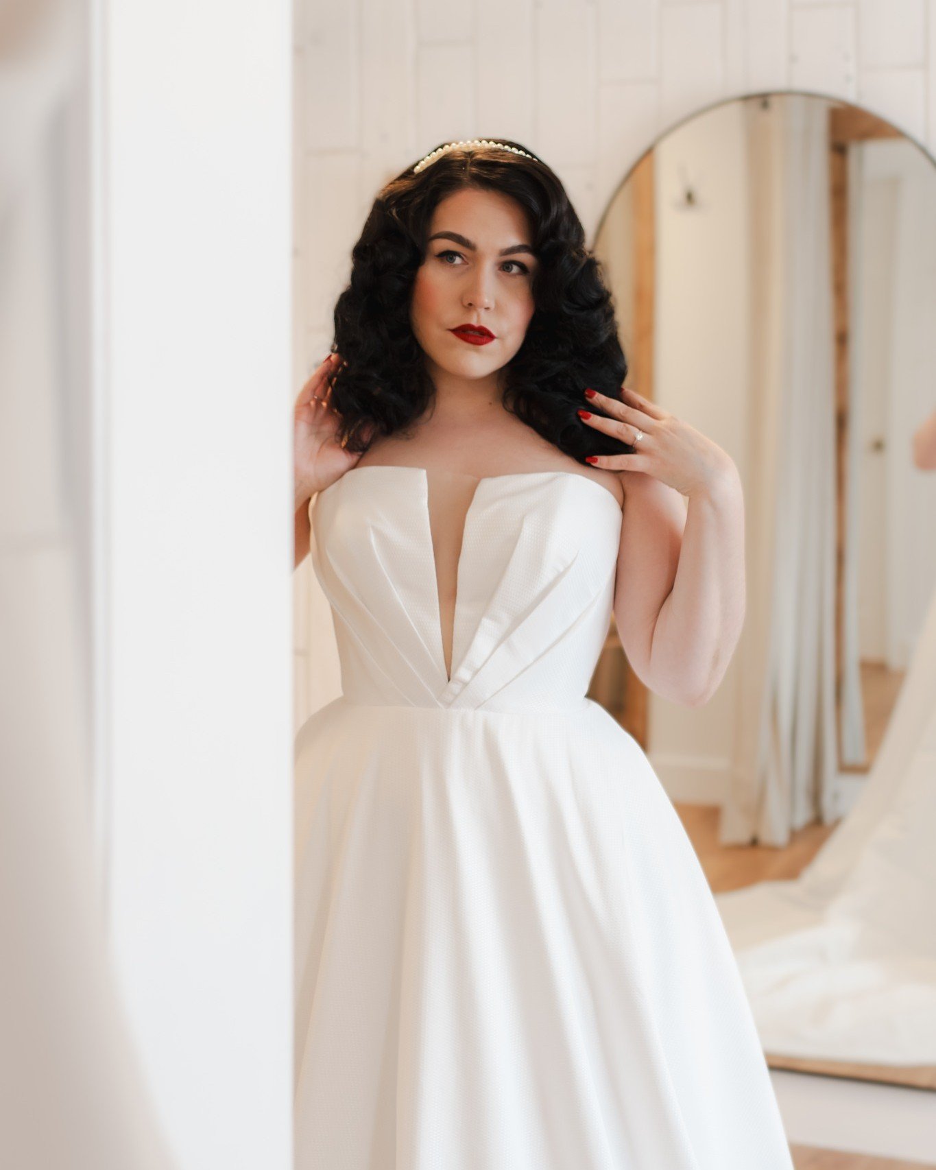 We are pretty sure there's a Princess 👑 missing at the ball!!! 😍 / Nous sommes pas mal certaines qu'il y a une Princesse 👑 qui manque &agrave; l'appel!!! 😍
...
Model: @beezors 
Dress: Amber Marie by @maggiesotterodesigns 
Discover the dress ⬇️
ht