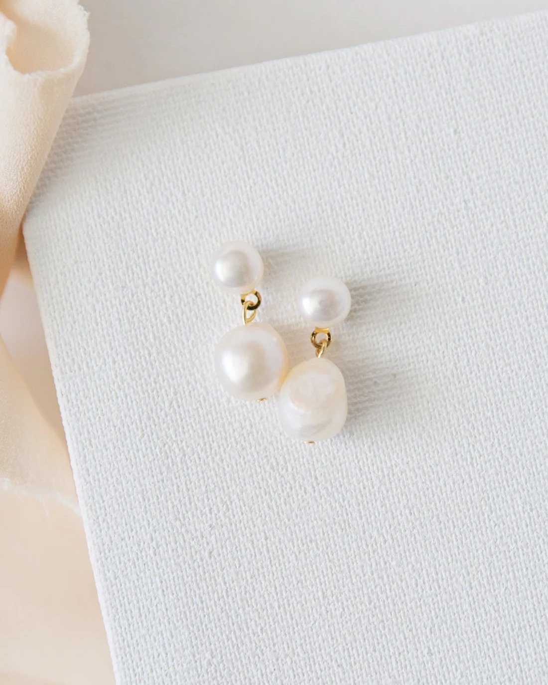Just In/ Nouveaut&eacute; Heirloom Bridal Company!!! 🤍🤍🤍 Part 4
...
We have restocked our store with another one of our best selling bridal jewelry and accessories, Heirloom Bridal Company!!! Here are a few pictures of what we have received!!! / N