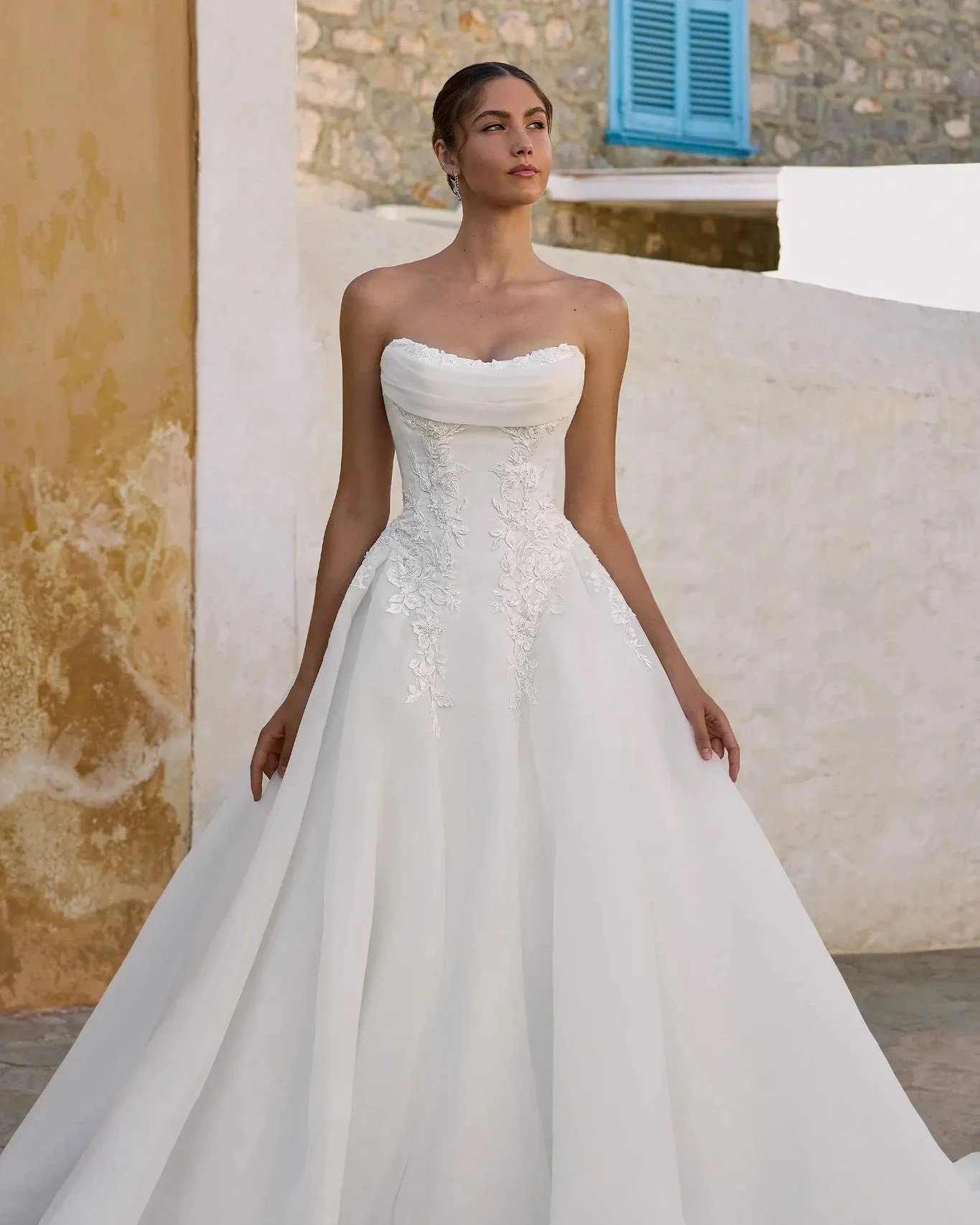 Just In / Nouveaut&eacute; Sophia Tolli Australia!!! 🤍🤍🤍
(version fran&ccedil;aise plus basse)
...
Meet this new arrival from Sophia Tolli Australia, Joy!!! This sleek, princess ball gown promises to bring your regal wedding dreams to life, crafte