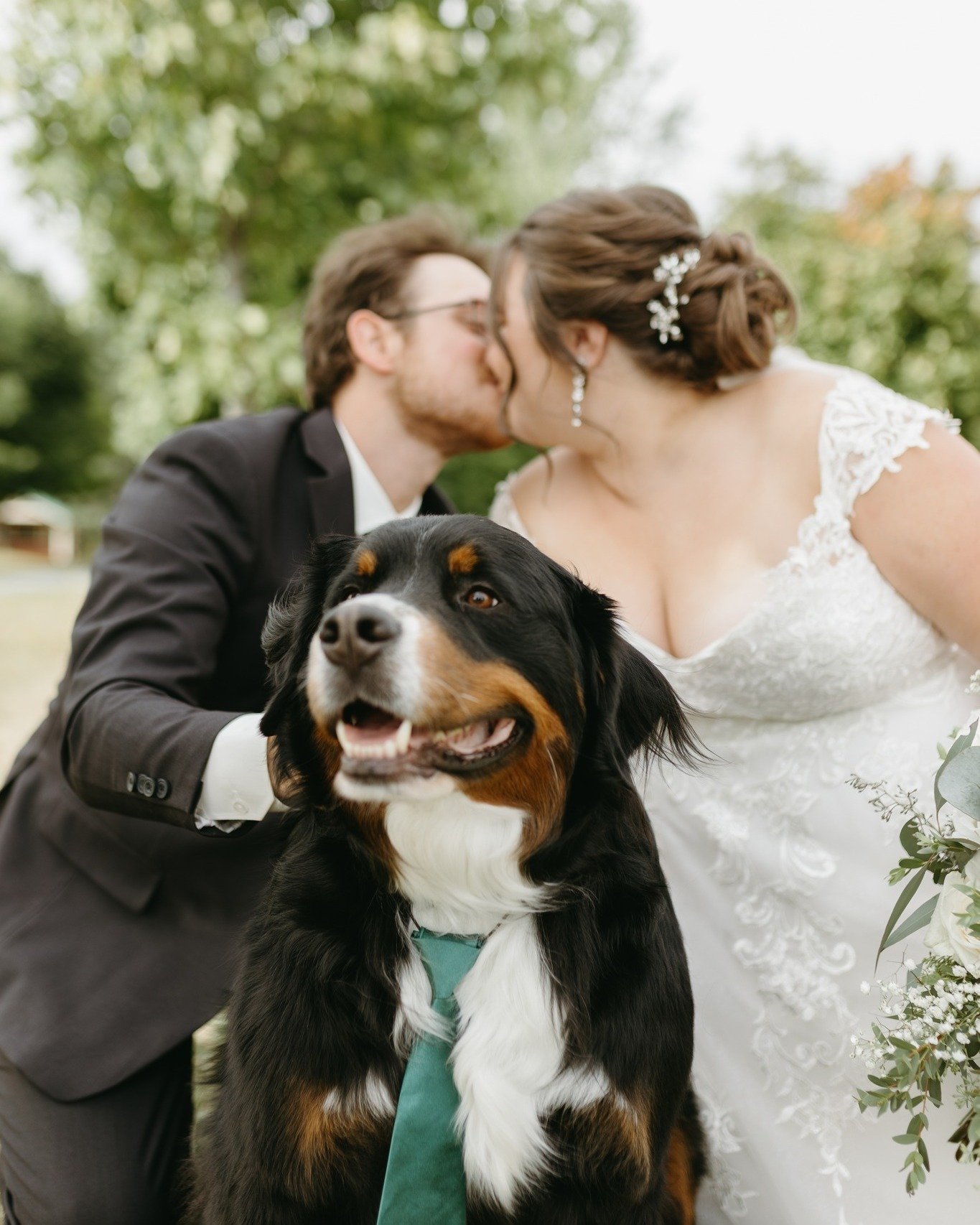 F&eacute;licitation &agrave; notre tr&egrave;s belle mari&eacute;e Erika et &agrave; son conjoint!!! Vous &ecirc;tes incroyablement beaux!!! 😍 Nous vous souhaitons tout le bonheur du monde!!! 🤍🤍🤍
...
Robe: @maggiesotterodesigns 
...
...
...
#ilis
