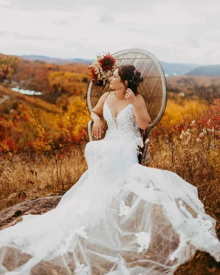 F&eacute;licitations &agrave; notre superbe mari&eacute;e Emily et &agrave; son conjoint!!! Vous &ecirc;tes juste incroyablement beaux!!! 😍 Nous vous souhaitons tout le bonheur du monde!!! 😘😘😘

Robe: @maggiesotterodesigns
...
...
...
#iliseboutiq