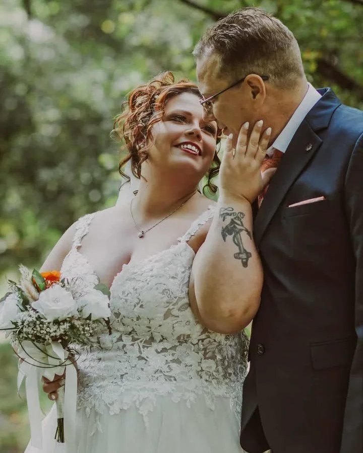 F&eacute;licitations &agrave; notre superbe mari&eacute;e Jos&eacute;e et &agrave; son conjoint!!! Vous &ecirc;tes juste incroyablement beaux!!! 😍 Nous vous souhaitons tout le bonheur du monde!!! 😘😘😘

Robe: @sophiatolli 
...
...
...
#iliseboutiqu