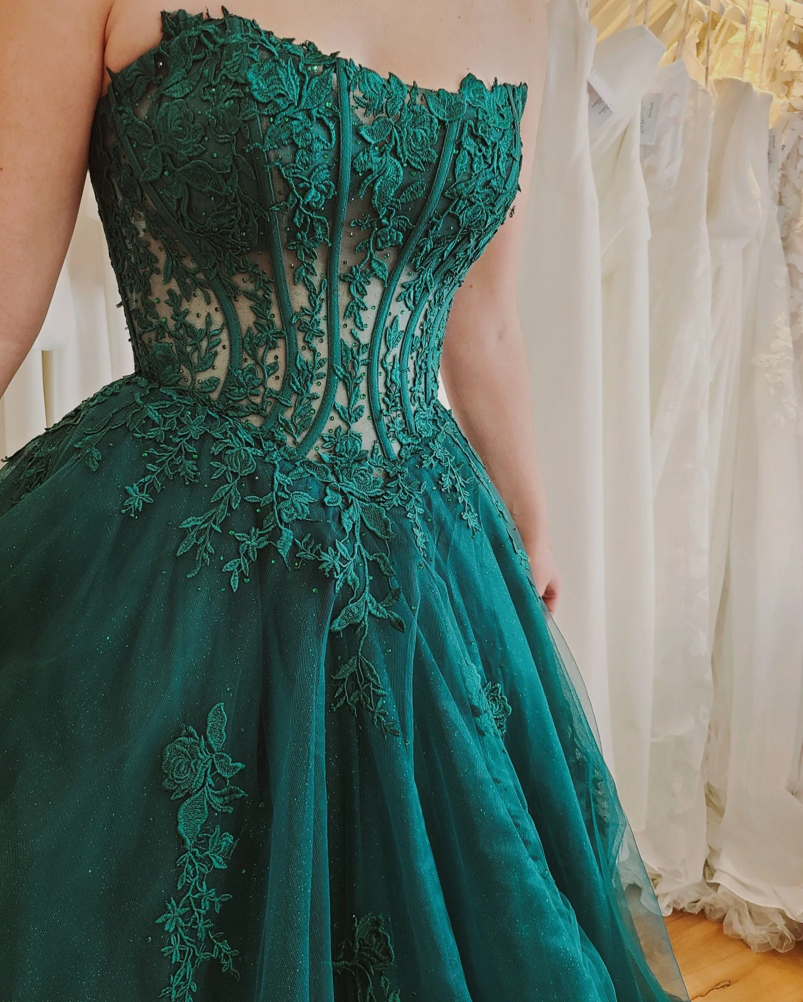 Happy Tuesday!!! / Bon Mardi!!! 🤍 
(version fran&ccedil;aise sur notre page Facebook)
...
👗Dress: Amarra (available in store)
Here are our weekly store updates:

☑️ Our Bridal Sales racks are full!!! We have added tons of dresses last week. We will