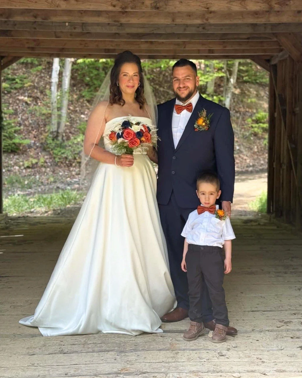 F&eacute;licitation &agrave; notre superbe mari&eacute;e Marie-Pier et &agrave; son conjoint!!! Vous &ecirc;tes juste incroyablement beaux et belle!!! 😍 Nous vous souhaitons tout le bonheur du monde!!! 😘😘😘
...
Robe: Elizabeth Marie by @maggiesott
