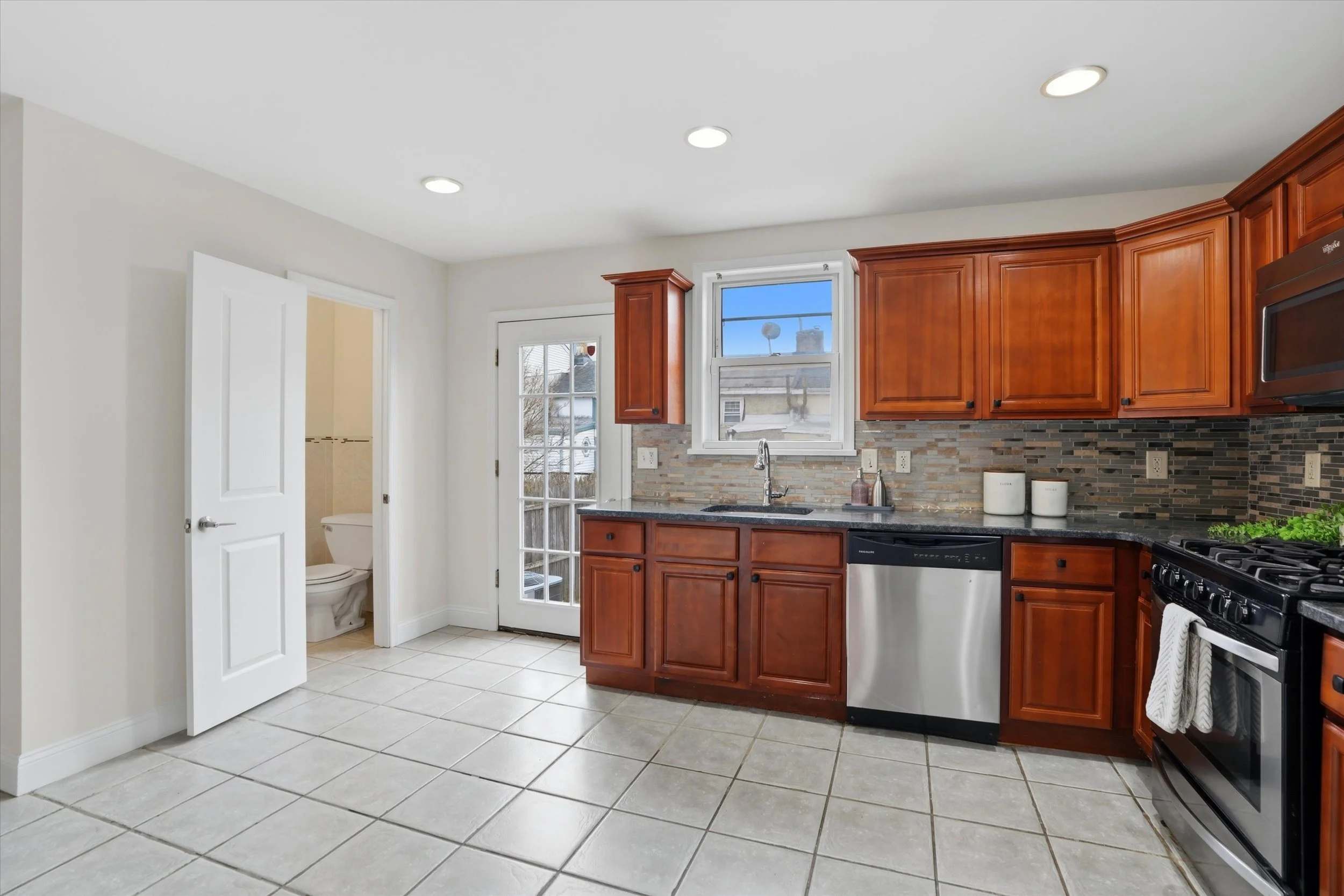 11-4534 Ritchie St_11.jpg