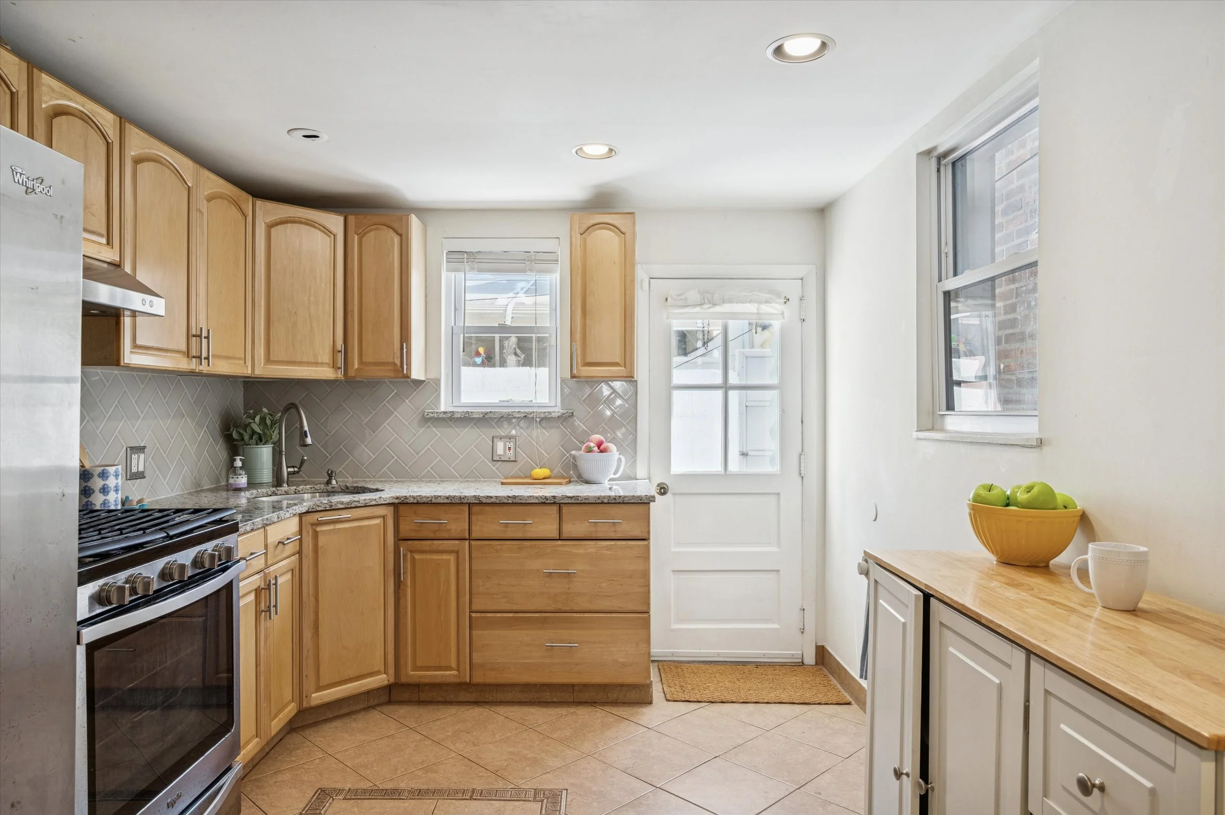 15-1913 S Iseminger St_15.jpg