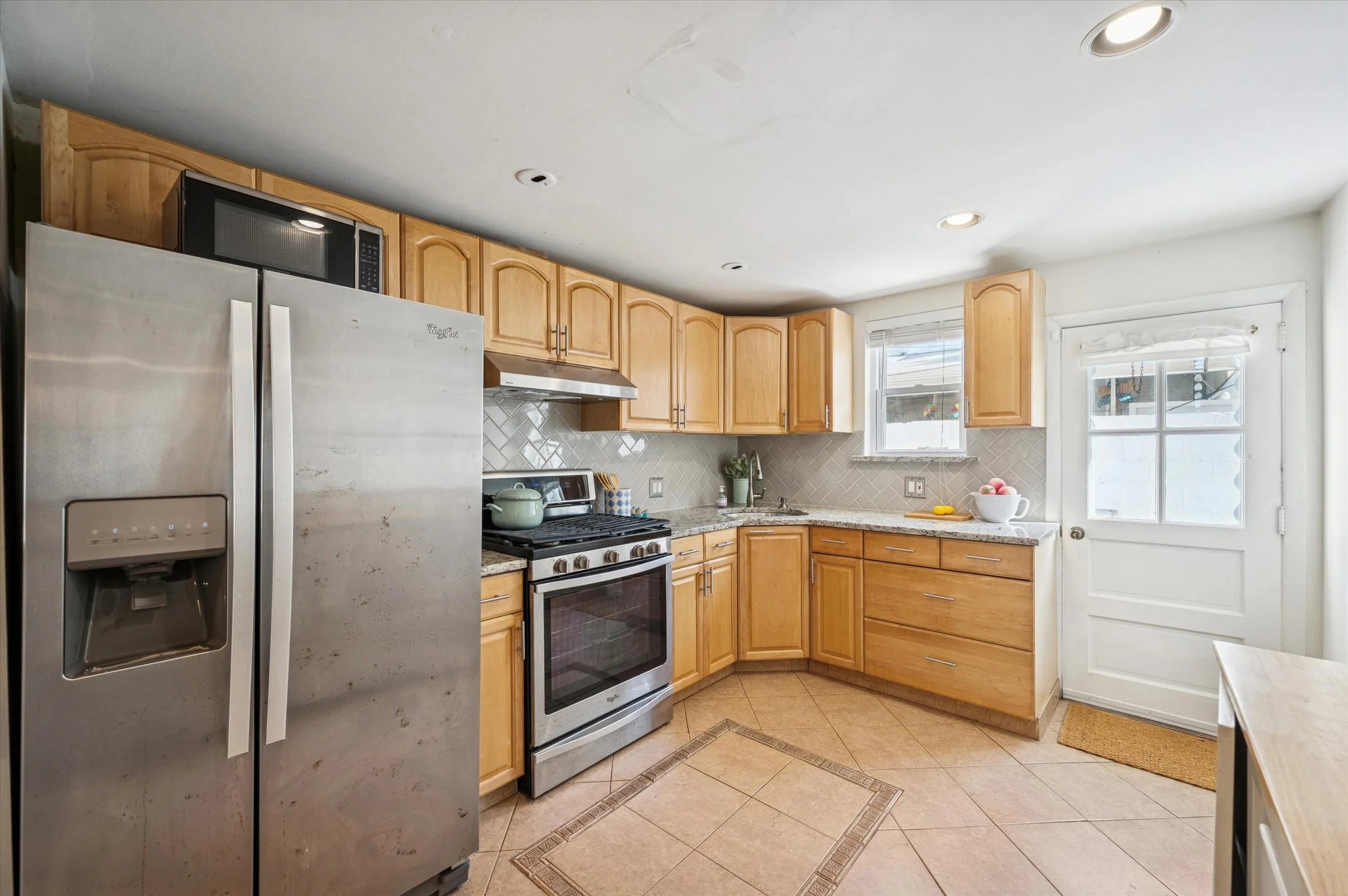 16-1913 S Iseminger St_16.jpg