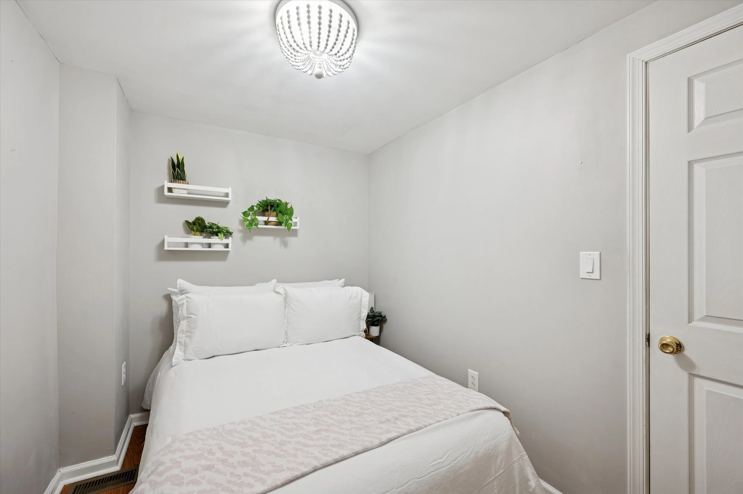 27-1913 S Iseminger St_27.jpg