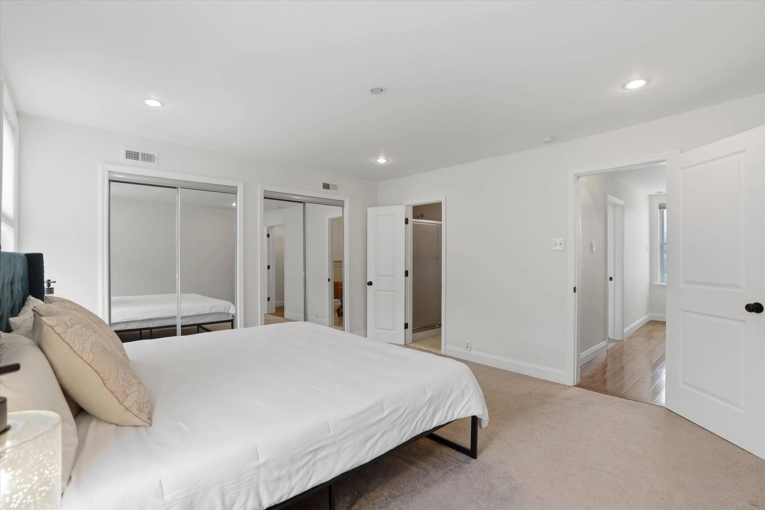 16-4534 Ritchie St_16.jpg