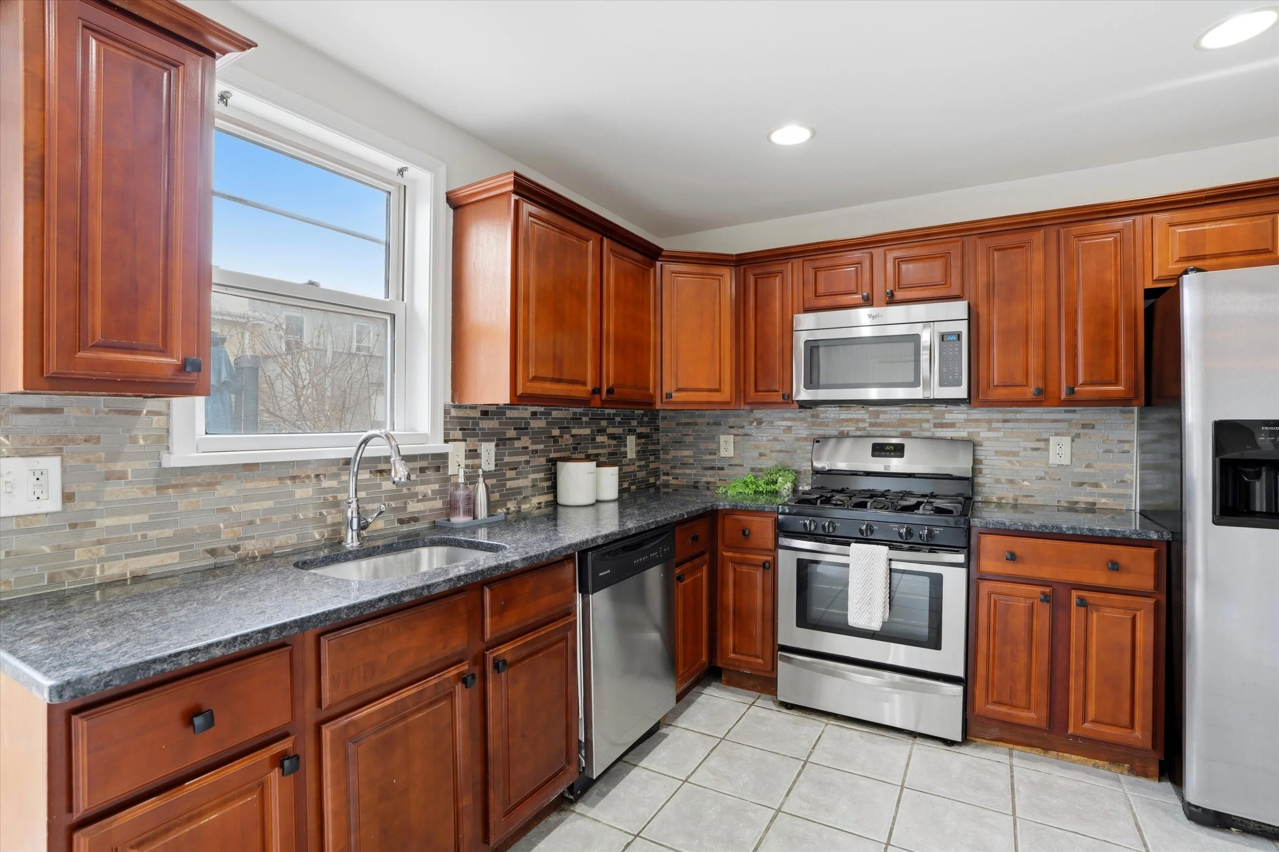 12-4534 Ritchie St_12.jpg