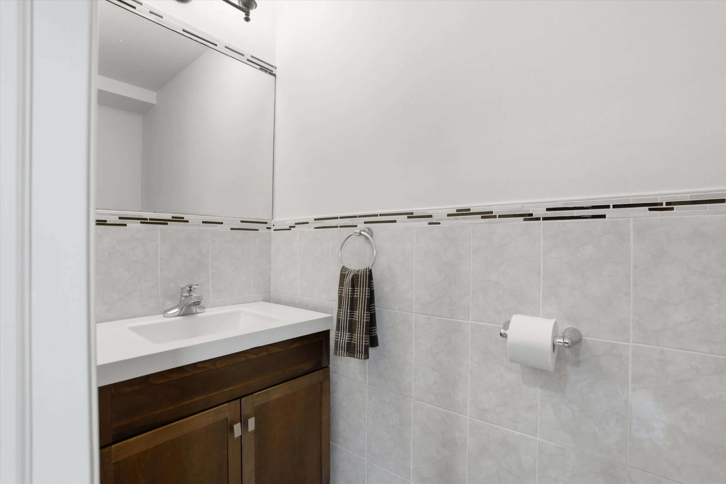 13-4534 Ritchie St_13.jpg