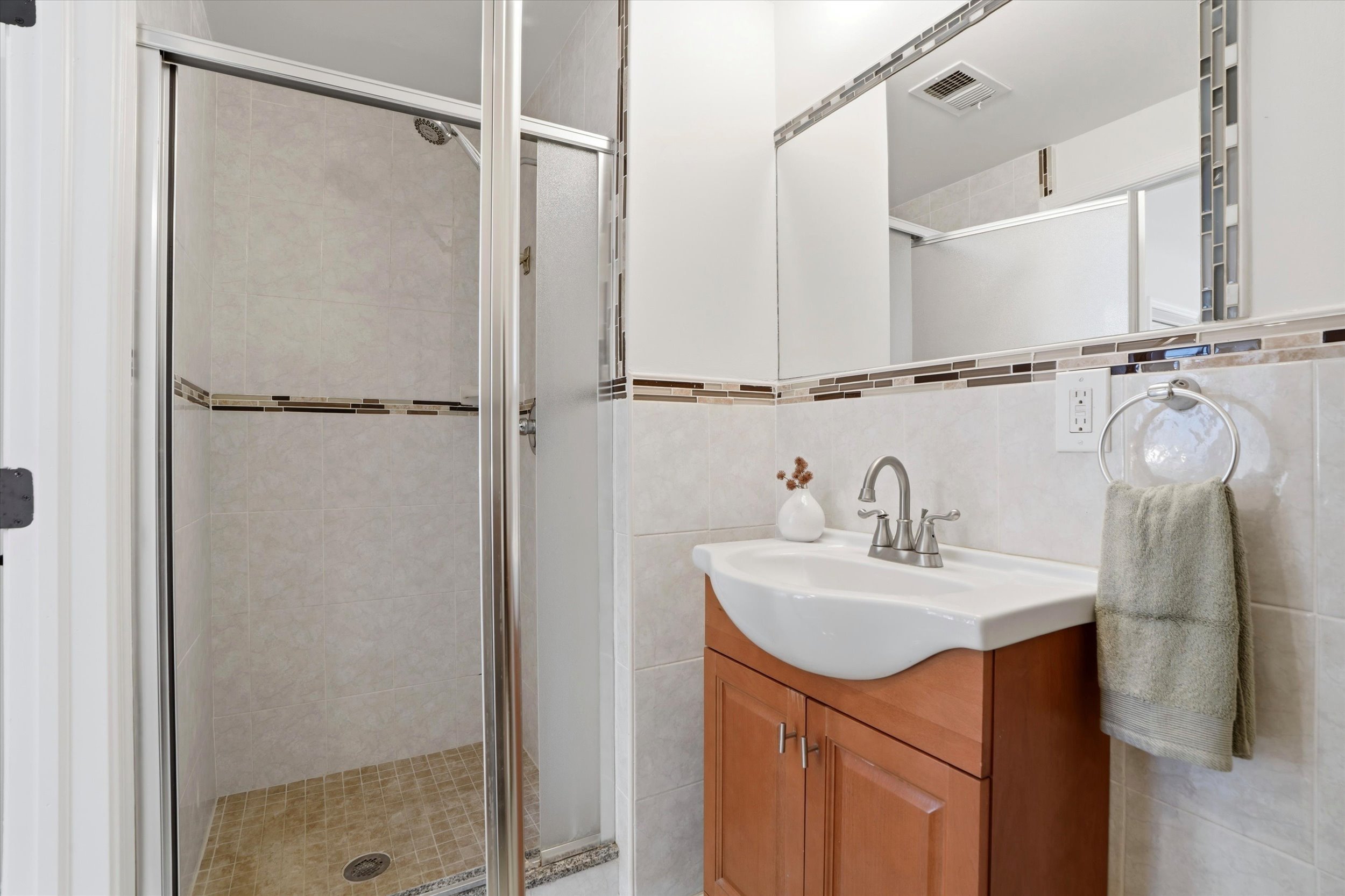 17-4534 Ritchie St_17.jpg