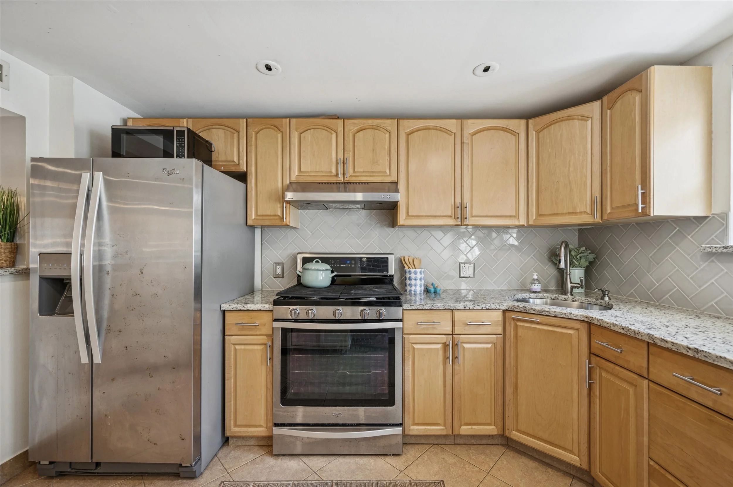 19-1913 S Iseminger St_19.jpg