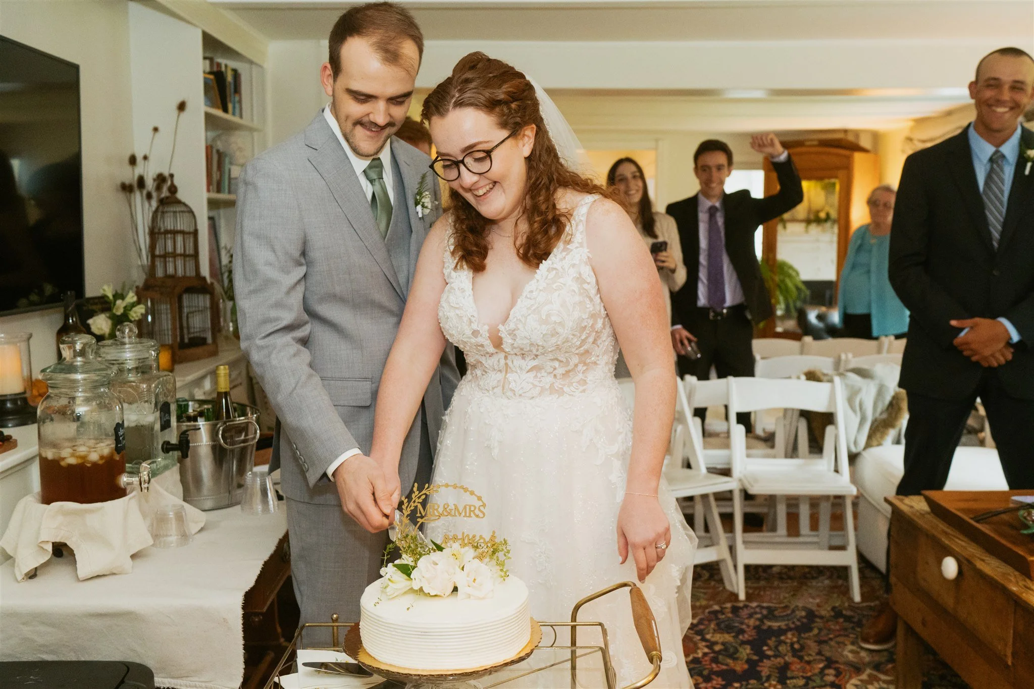Springdale Bride and Groom cutting cake