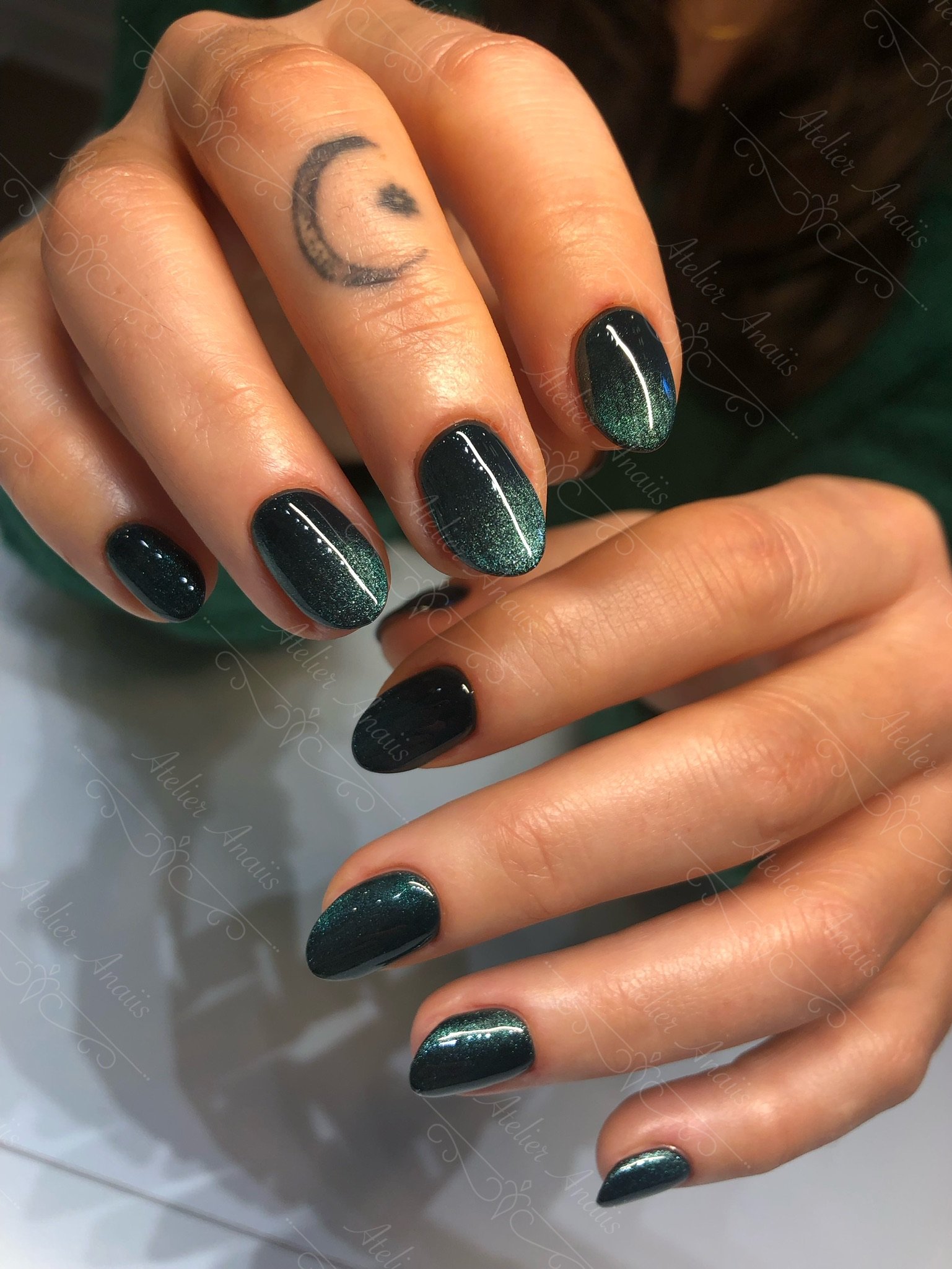 Medium length nails with a complex green cat-eye velvet gel polish. 