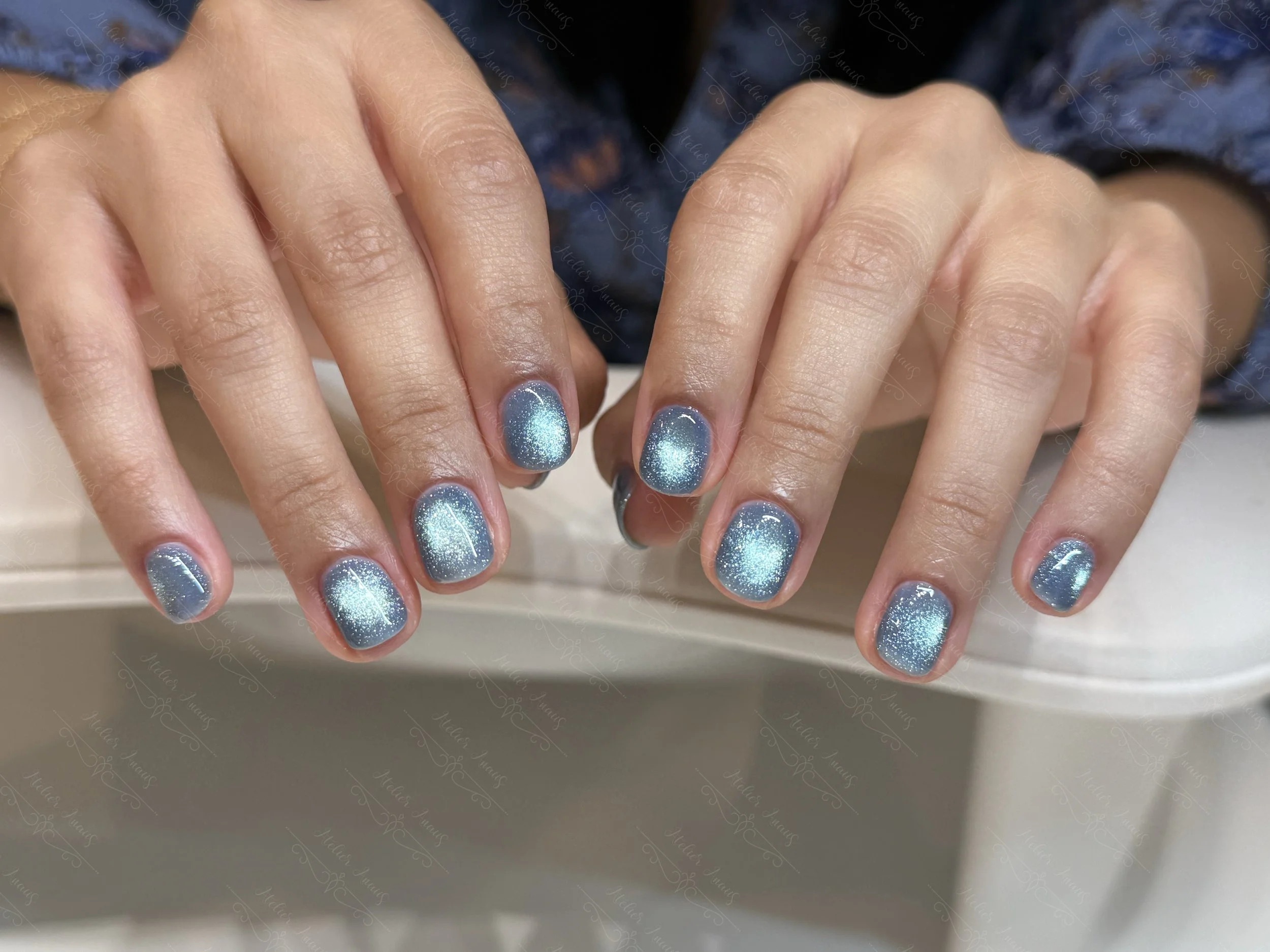 Healthy, strong nails with a beautiful blue cat-eye gel polish at Atelier Anaiis.