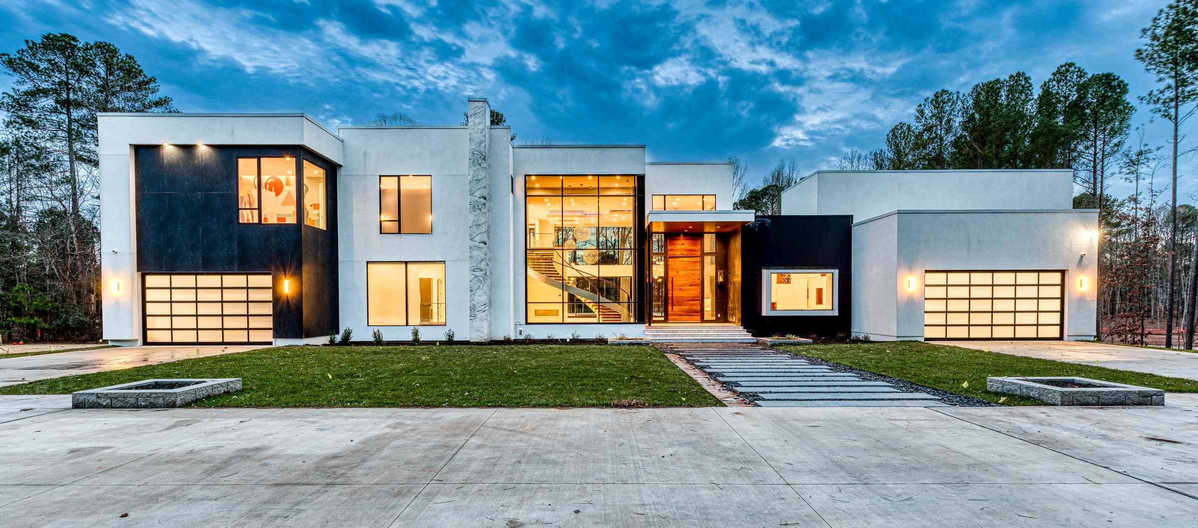 Image of residence exterior in the evening Panorama.jpg