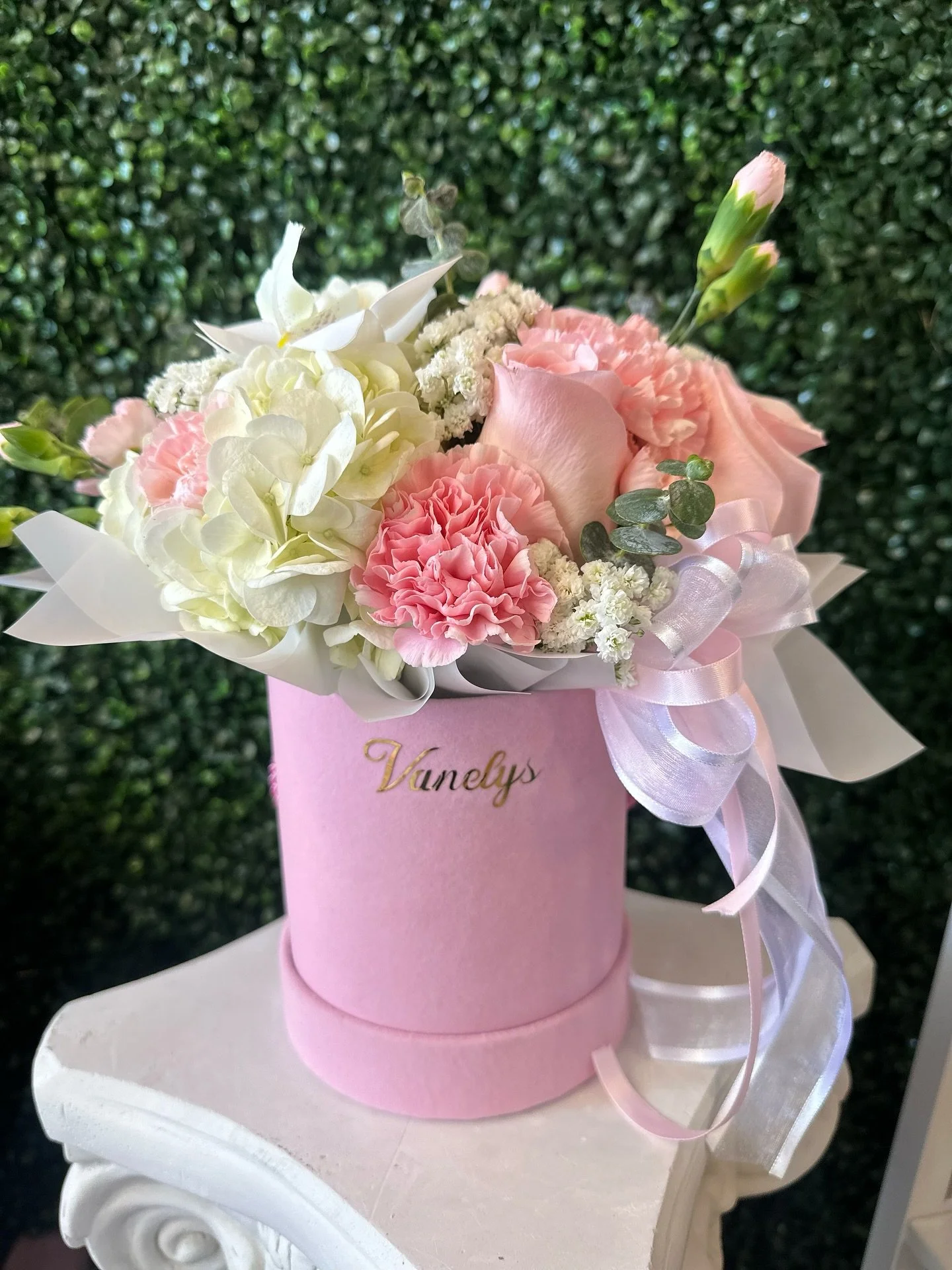 Sometimes happiness comes in a pink box 🎀✨ #VanelysFlowers #flowers #explorepage✨ #pinkflowers #flowerbox