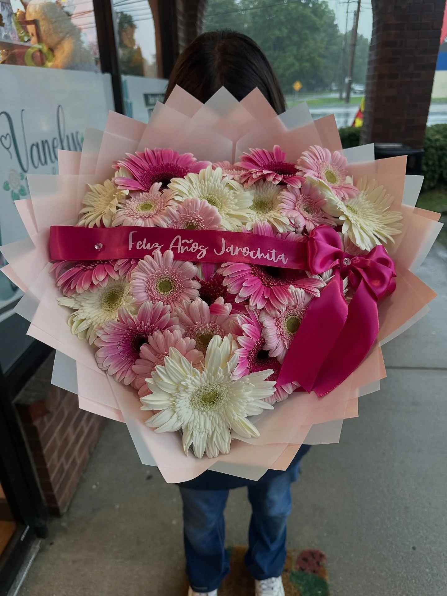 Her favorite flowers 🥹💐
#gerberas🌼 #FloralDesign#Blooms#FreshFlowers#FlowerLovers#BouquetOfTheDay#FloralInspo#FlowerPhotography
#LuxuryFlowers#FlowerArt #ramobuchon