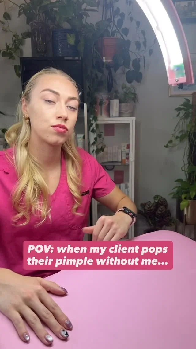 👀 When my clients admit they’ve been doing their own extractions at home…
Me: personally offended 😂
Extractions are literally one of my favorite parts of a treatment (yes, I’m that person 🤓). But here’s the thing: when yo