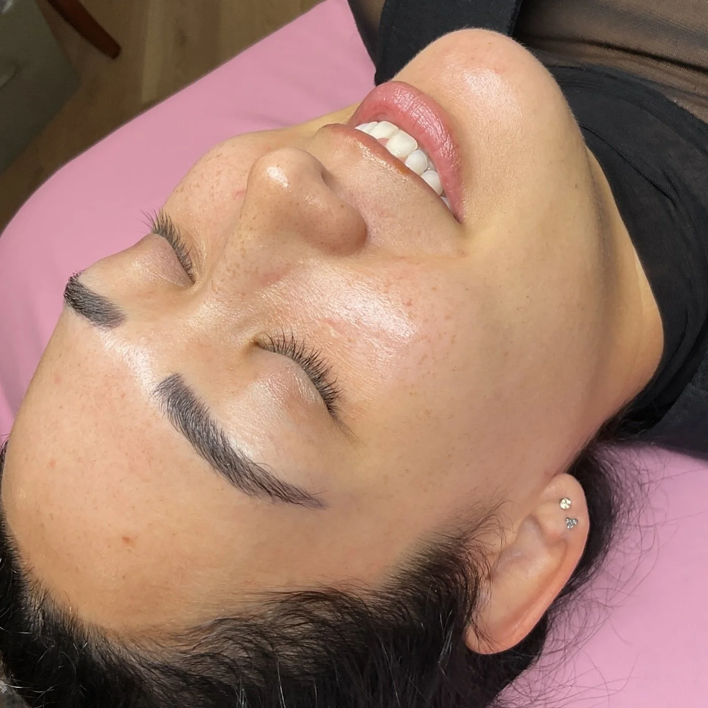 ✨ Brow Refresh Time! ✨
Swipe to see this before &amp; after &mdash; a little over a year since her first microblading session. Her brows had naturally faded and it was the perfect moment to bring back that crisp shape and soft definition.

I sharpene