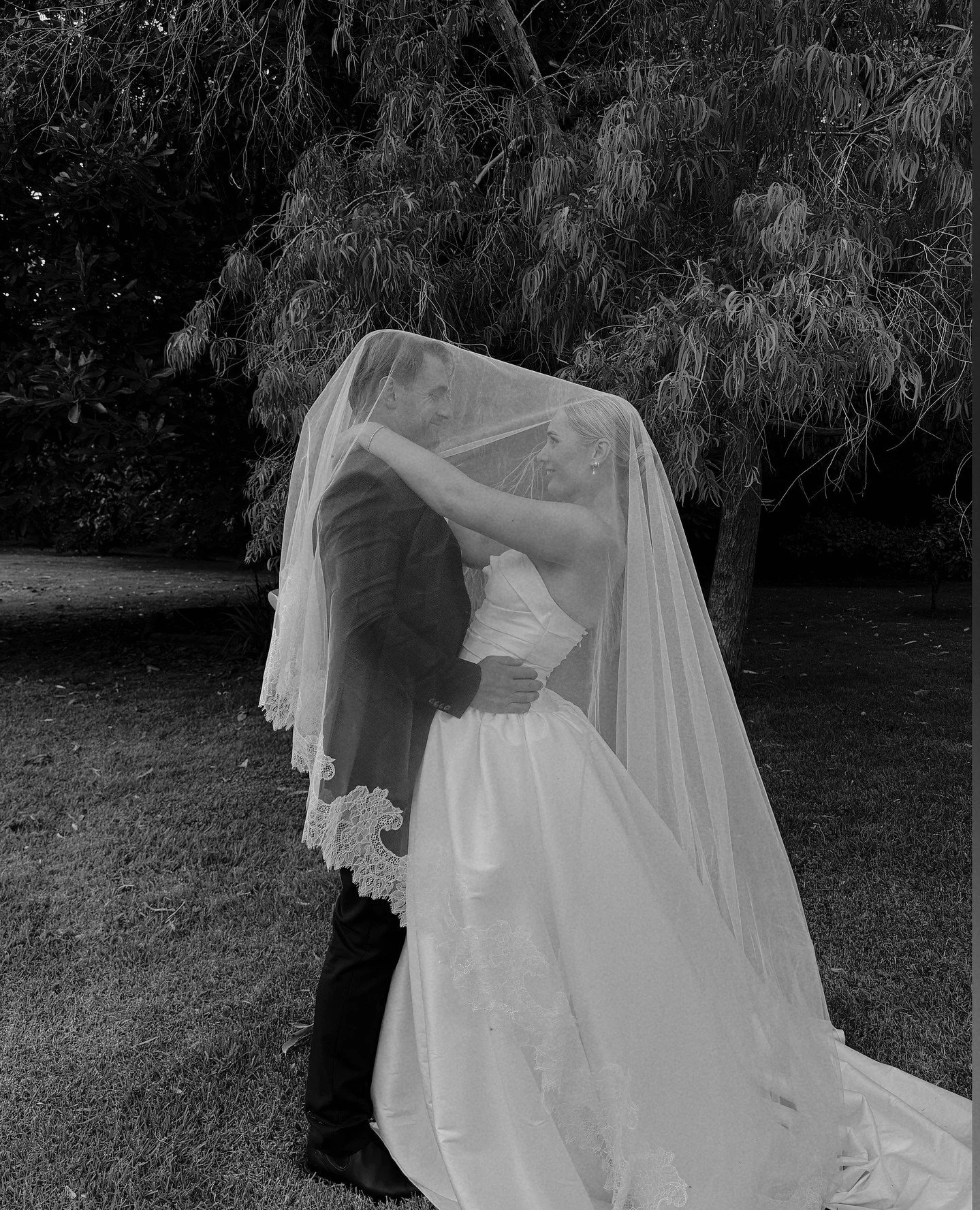 L&amp;M captured at Black Walnut 🖤 ⁠
⁠
bride laura_watts | groom @mark_james05 | venue @blackwalnutvenue | photographer @piabacino | hair/makeup @pritafermah @desireeostermanmakeup | dress @astrabridal.auckland | veil @natalierosebridal | florals @a