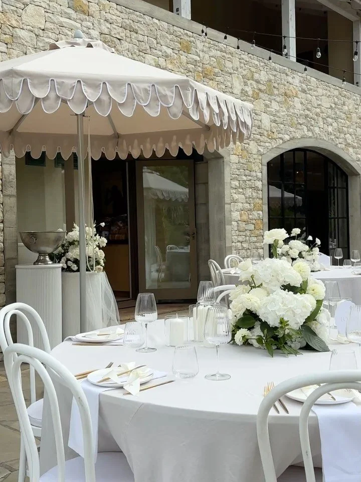 Cocktail hour at the estate 🍸

bride @tasheverson | groom @aaroneverson | venue @muriwai_estate | makeup @stephaniejanemua | hair @thepeach_club | dress @heracouture | florals @rubylou.floraldesign | photo @honeylens.weddings | hire/decor @tble__lin