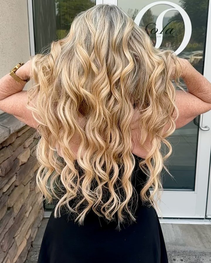 Obsessed with this blonde beauty&rsquo;s new golden locks.  It was an 8 hour transformation using 8 wefts of IBE&lsquo;s ONE line, Lace and Twill.  Two rows of invisible bead extensions with a full head of highlights and custom cut, we achieved all t