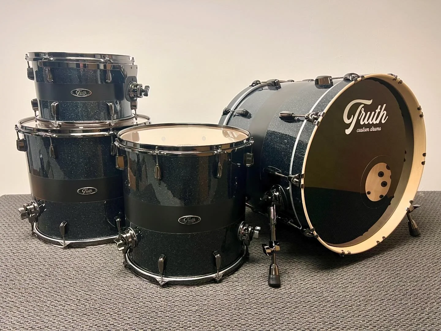 Beautiful kit heading to Kansas for Ridgepoint Church. See specs below 👇 
&bull;&bull;&bull;
22x18, 13x9, 16x16, 18x16, 6 ply maple, black glass glitter with flat stripe.  Black chrome hardware and beavertail lugs