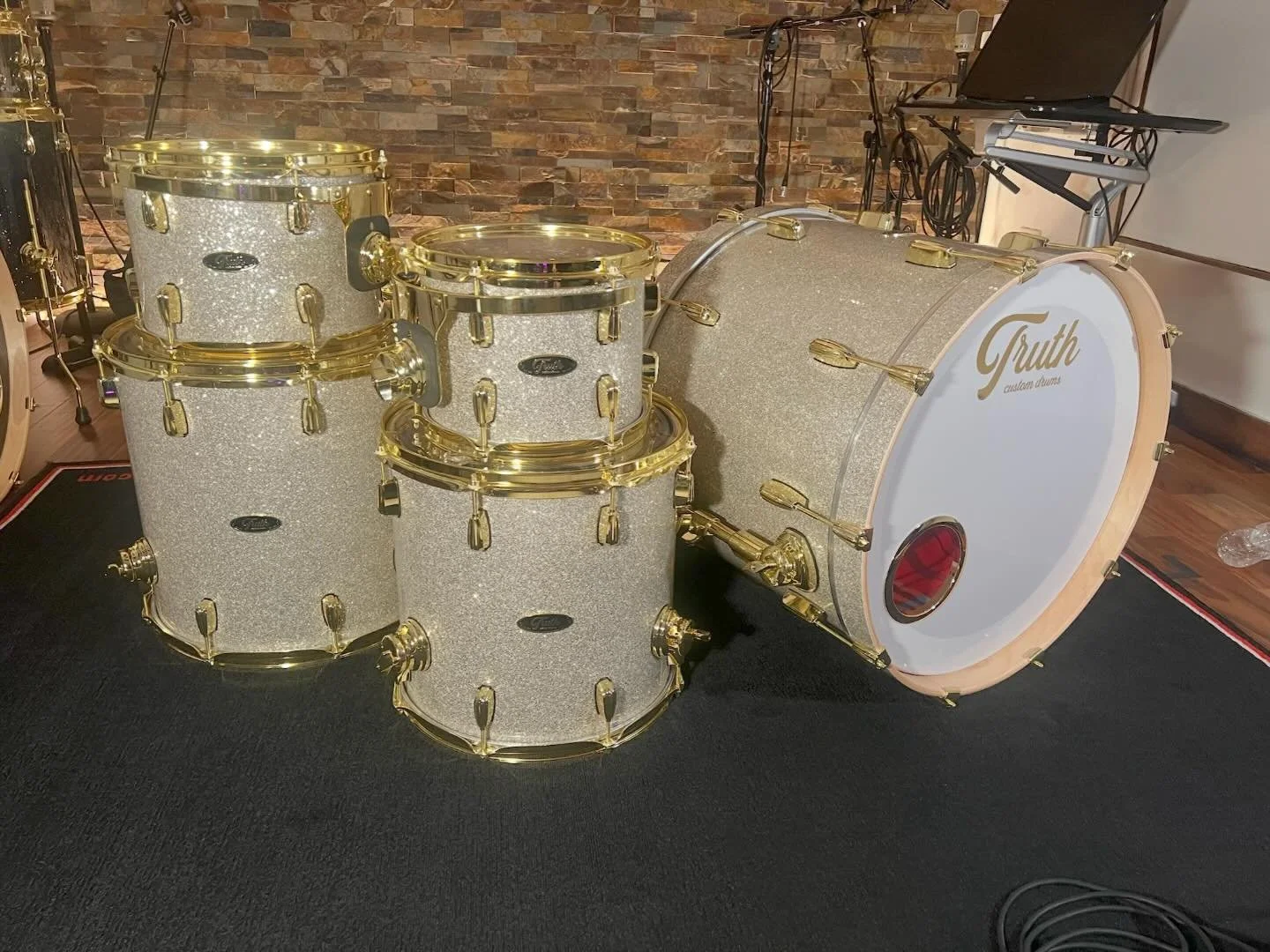 Welcome @maxjmillerdrums of @bailey.zimmerman to the @truthcustomdrums fam! 

#truthcustomdrums #customdrums #countrymusic