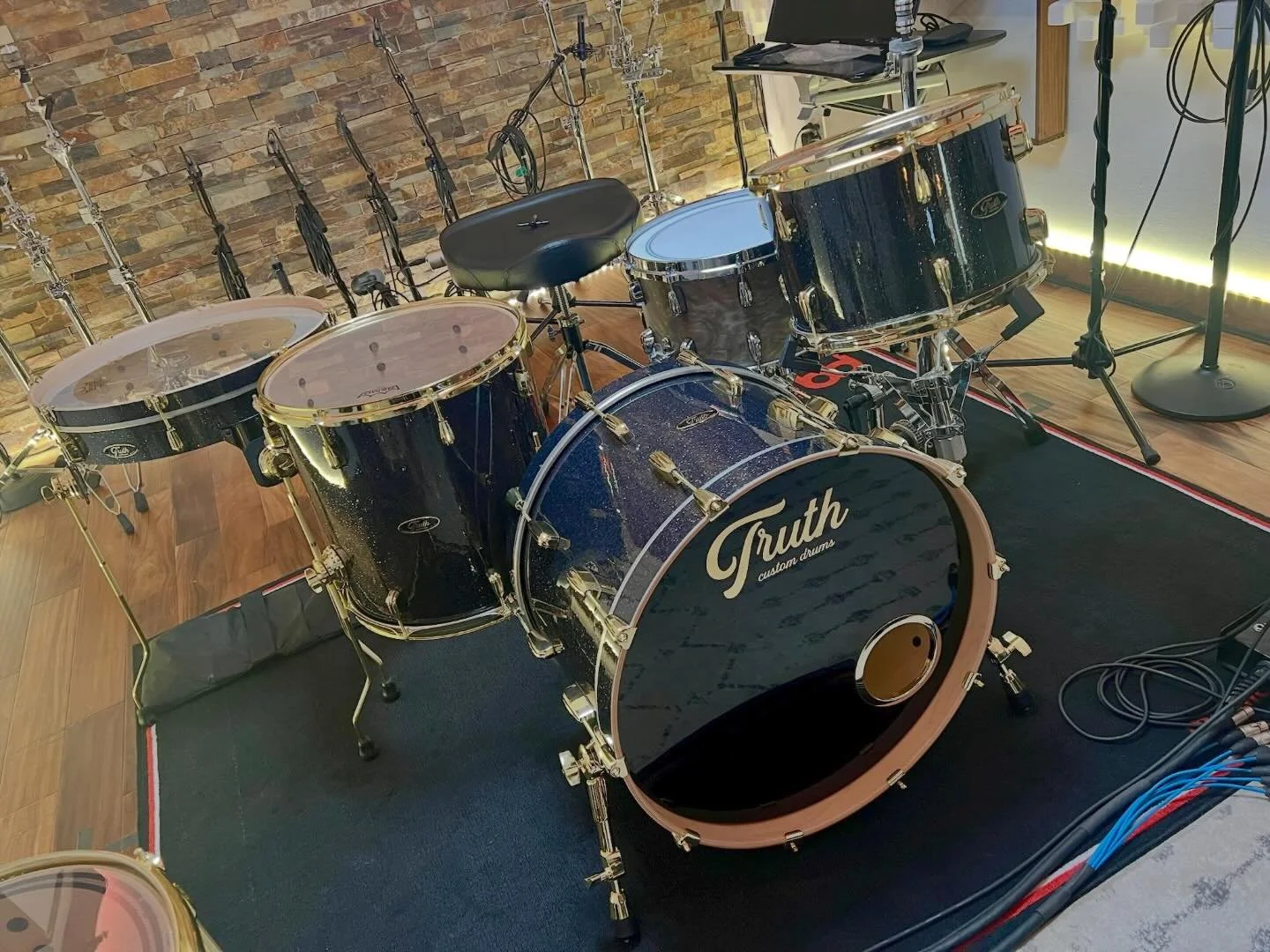 Be on the lookout for @nealyakopindrums behind this kit on the next @natesmith tour. Welcome to the family Neal, we&rsquo;re happy to have you! 

#truthcustomdrums #customdrums #natesmith