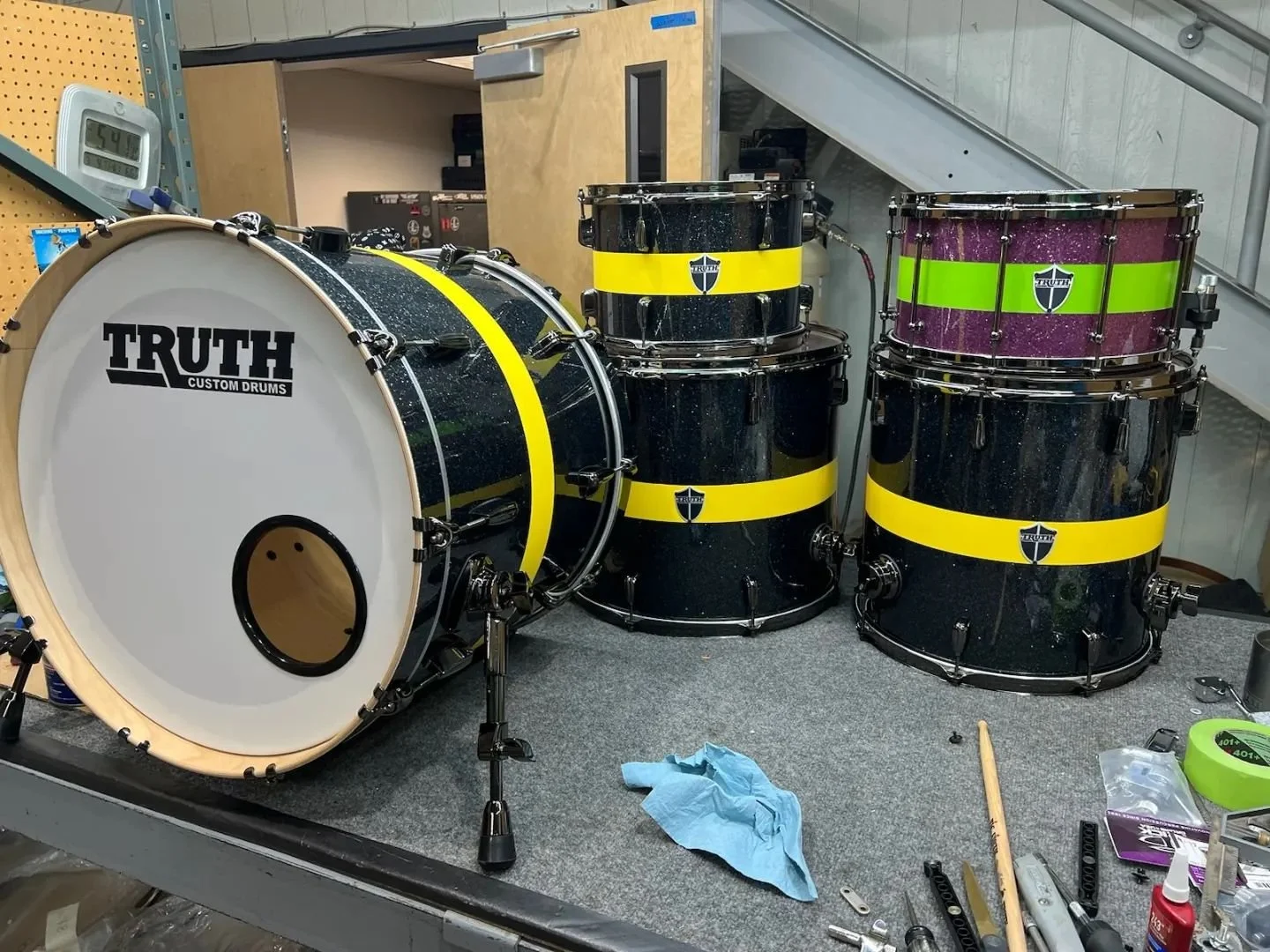 22x18, 13x9, 16x16, 18x16, birch shells, black glass glitter with flat yellow stripe.  Black chrome hardware for @realjoshjackson