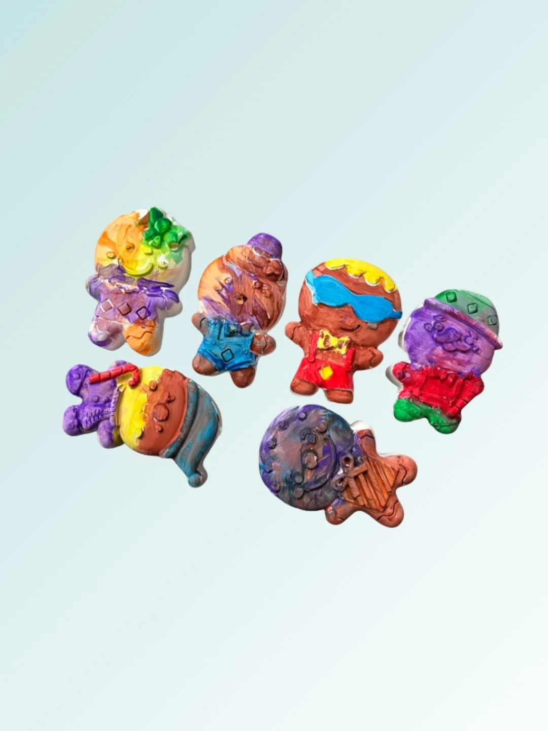 Completely obsessed with this hand-painted gingerbread set! 🍪✨ And yes&hellip; the summer ginger-man with the bright blue sunglasses has my heart 😎💙