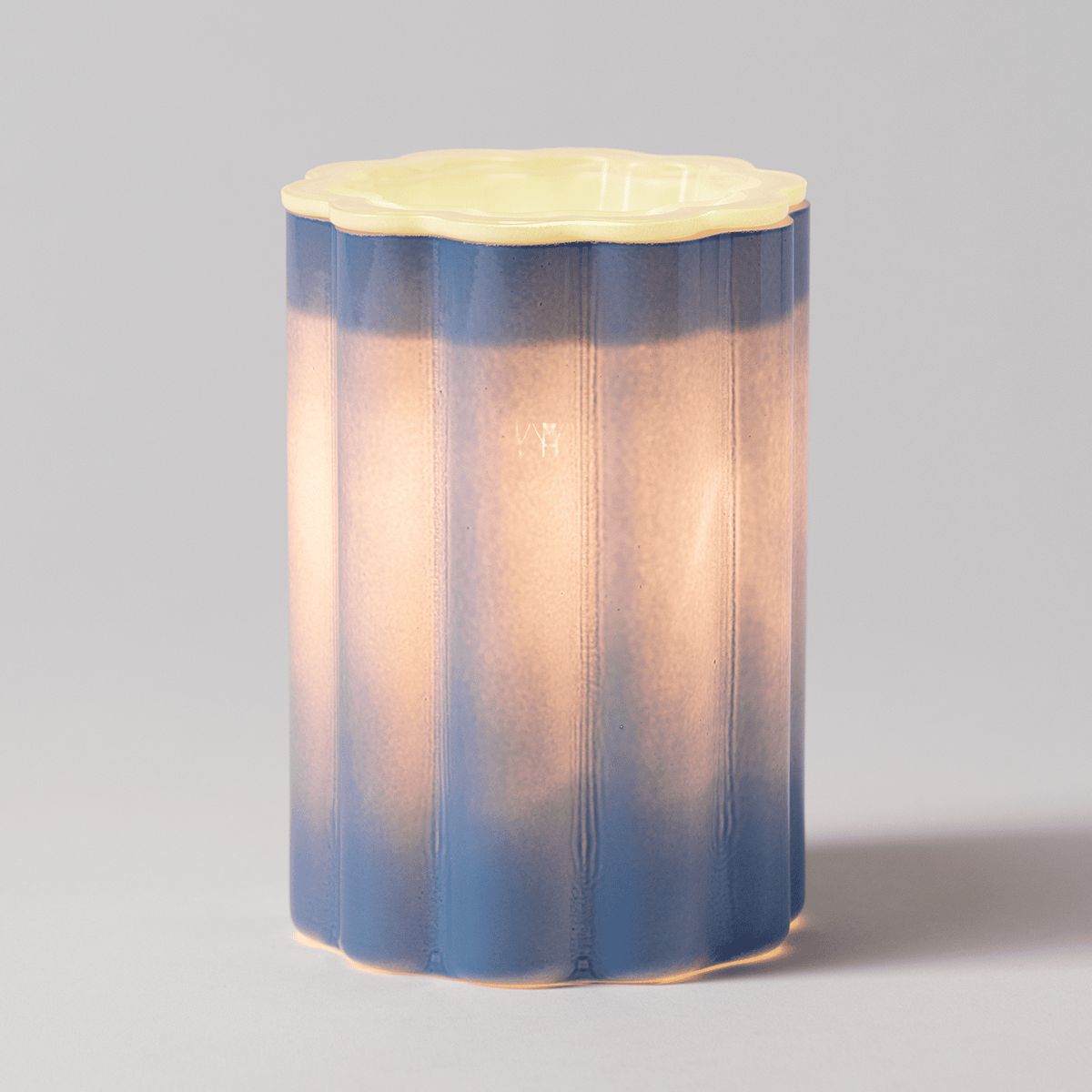 Scentsy Blue Bloomie Warmer