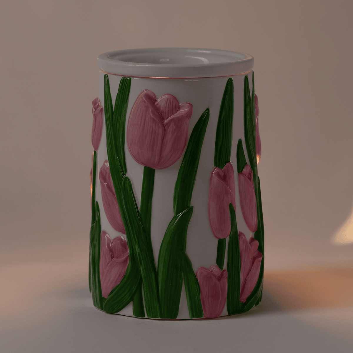 Tulip-Meadow-Scentsy-Warmer-dark-room.png
