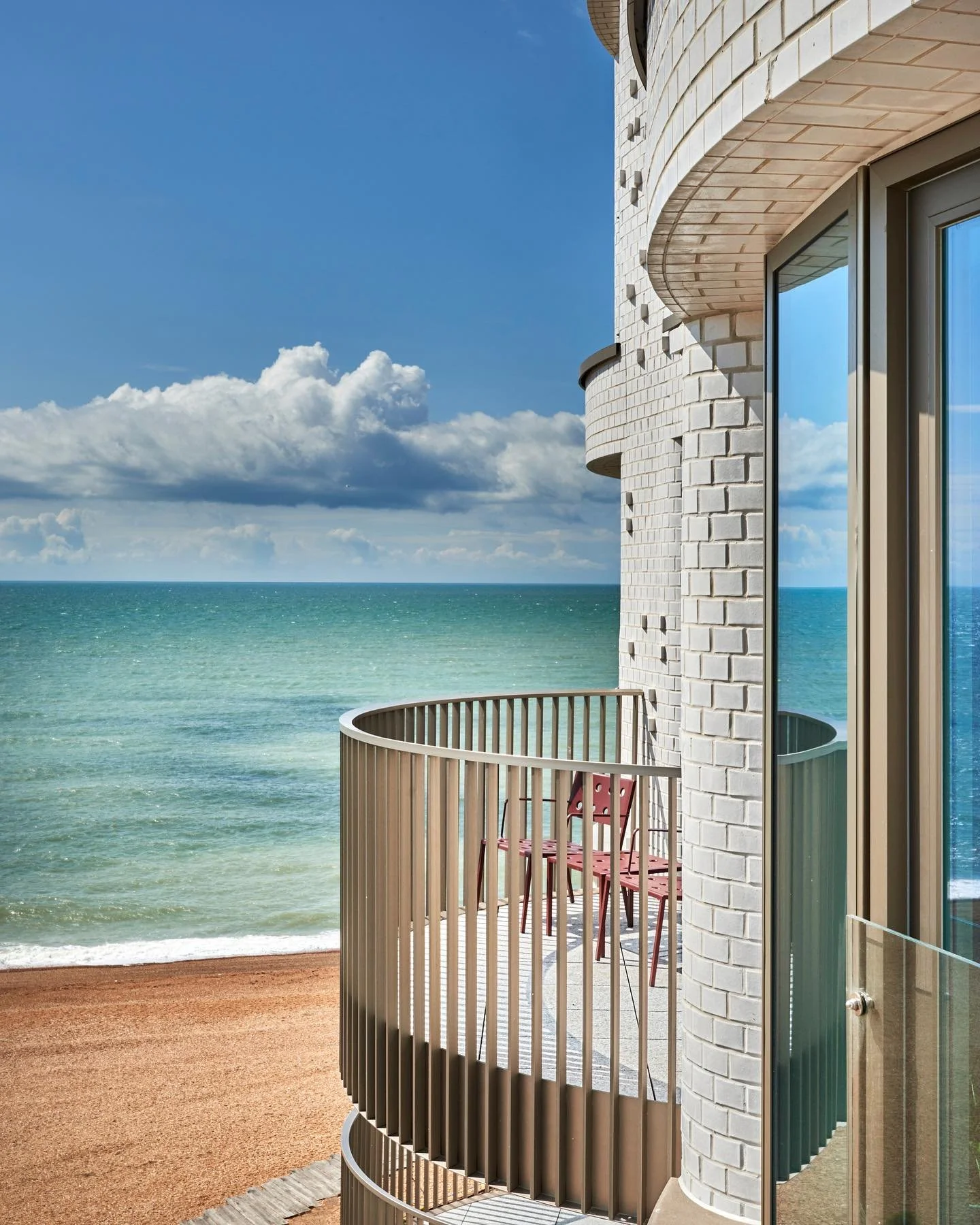 Your next Bank Holiday could be spent here at Shoreline&hellip;🌊

If you would like to view the range of homes available for sale, please do get in touch via our website (in bio) or for shorter stays visit @bloom.stays 

#folkestone #britishseaside 