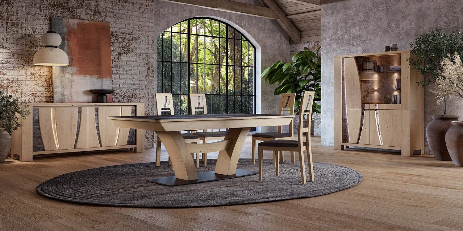 Salle à manger moderne avec table en bois, chaises en tissu gris, un buffet en bois et armoires en bois avec des éléments en marbre, grande fenêtre avec vue sur la nature, décoration minimaliste et éclairage suspendu