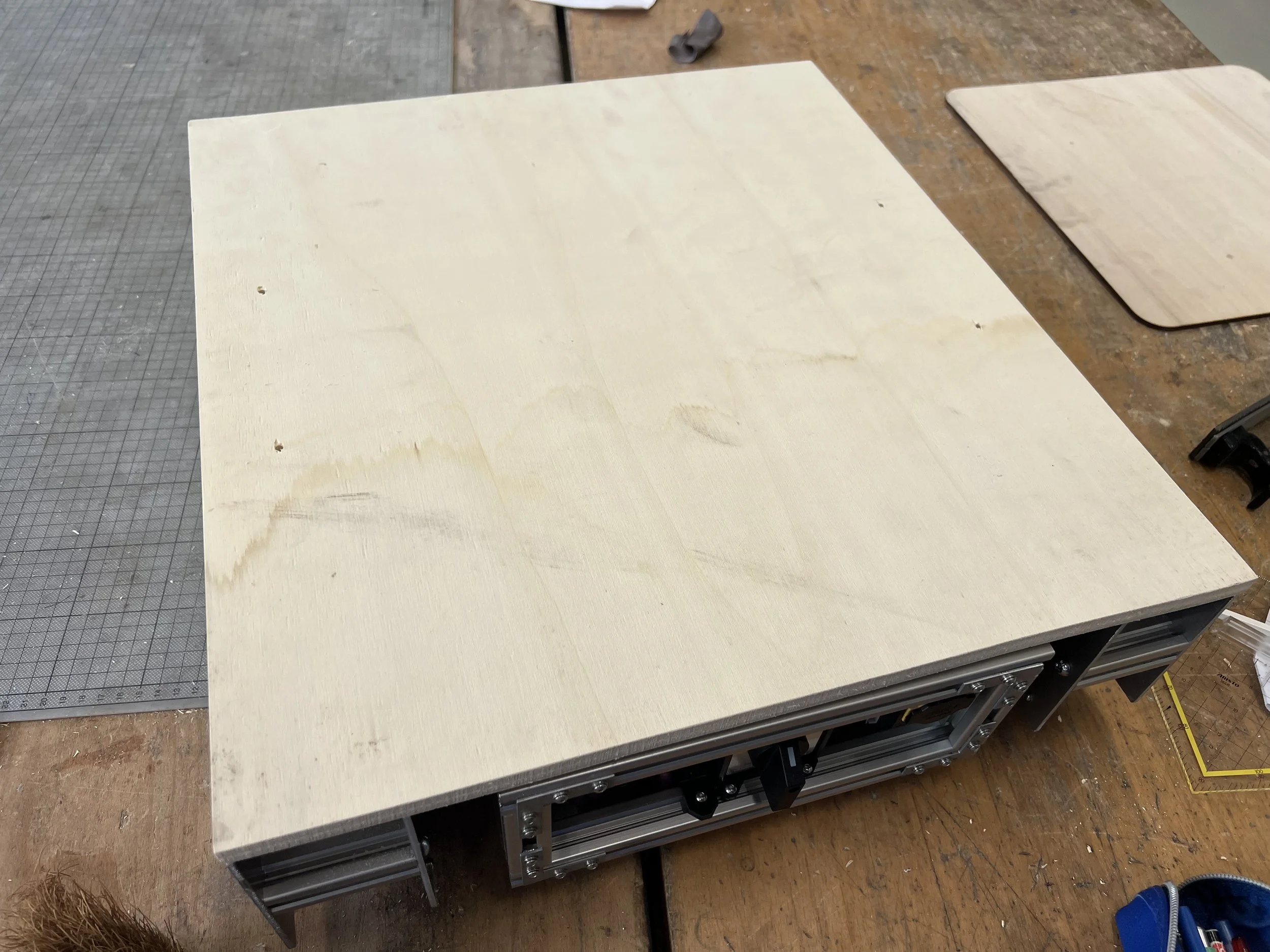 A wooden platform attached to the 2020 aluminum profiles adds a platform for carrying loads.