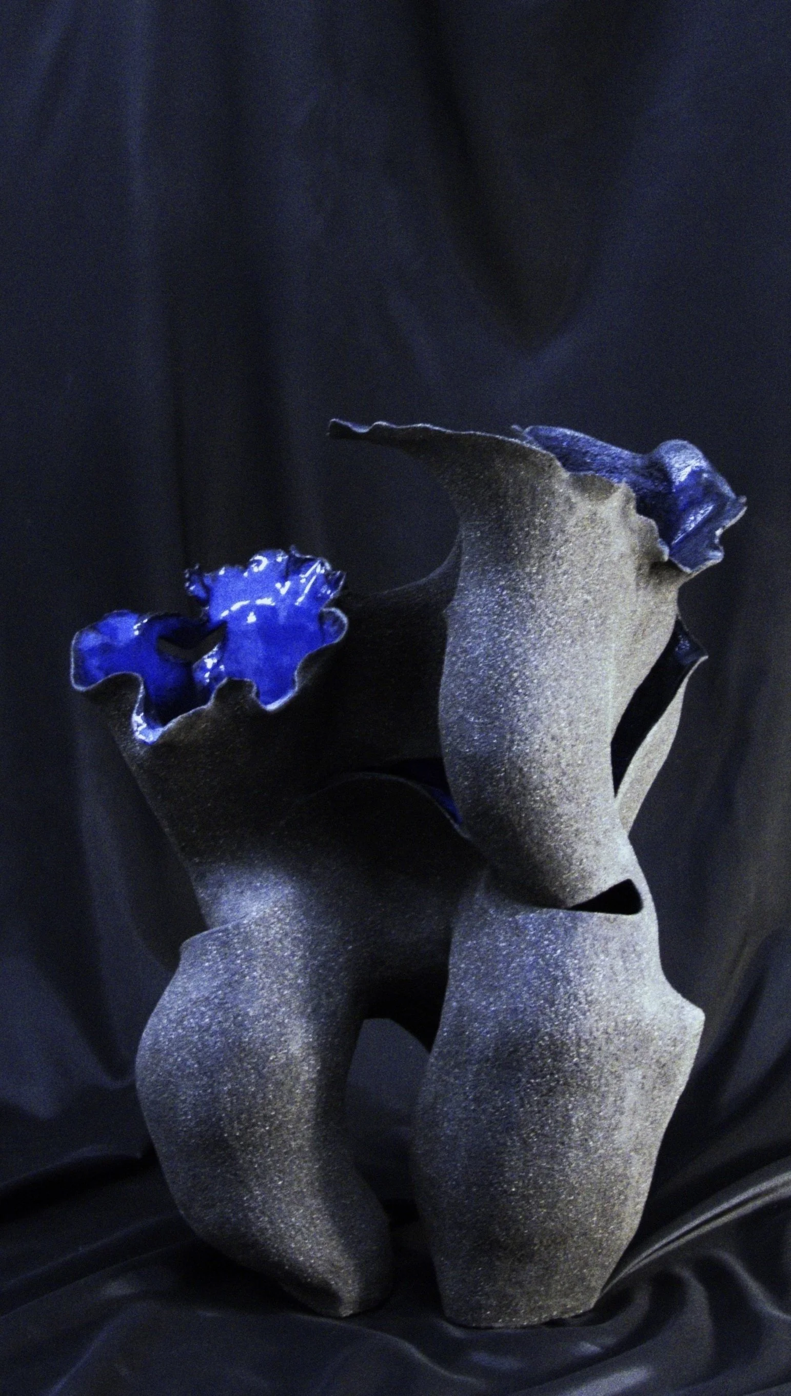 Madeleine goût shimeji
Materials: black grogged stoneware & glaze
Year: 2022-2023
Size: 50 x 31 x 24cm