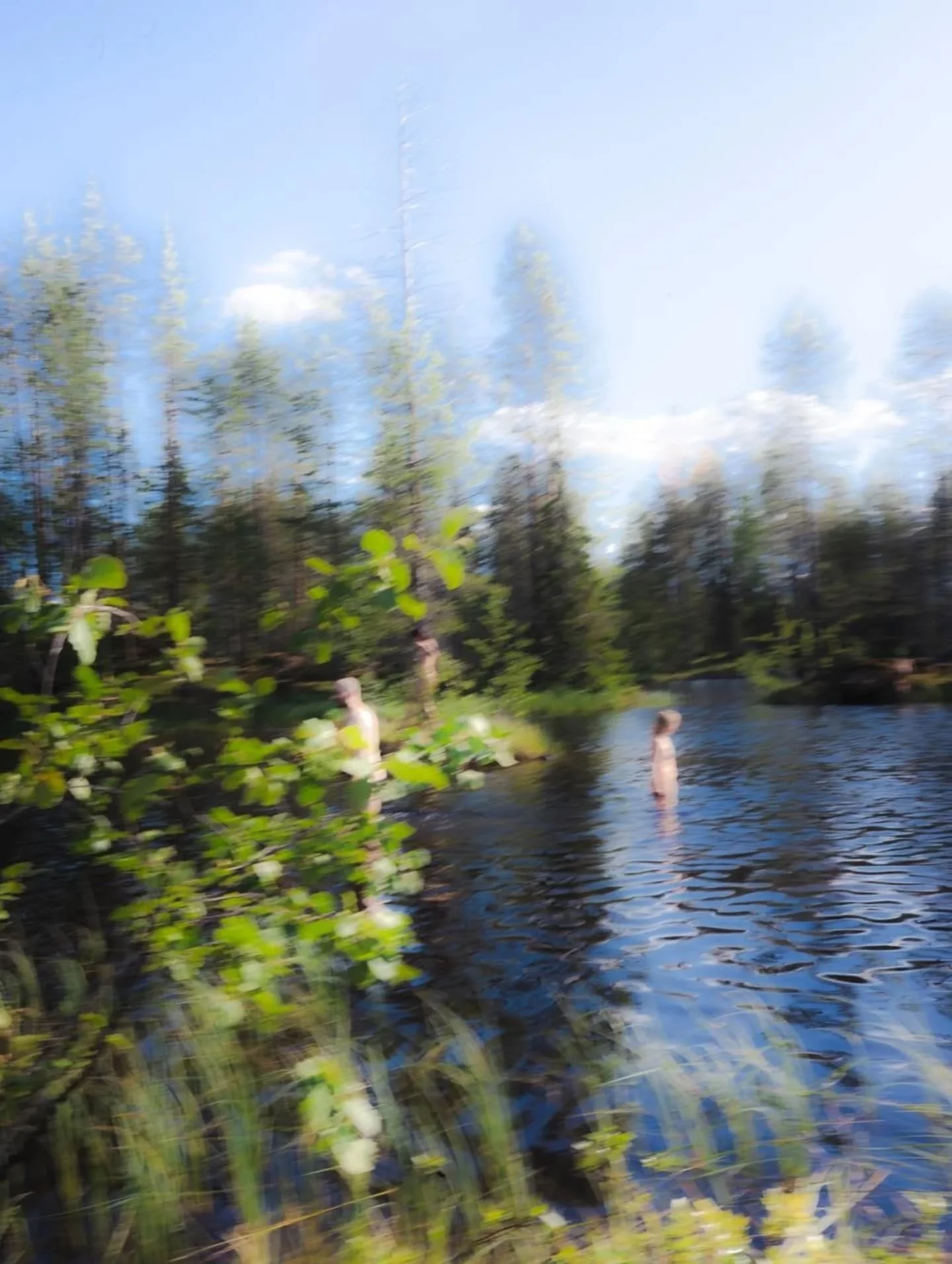 Soudimme leposaarelle, jossa t&ouml;rm&auml;simme perhoseen,  tuulessa ilakoivaan piirustukseen ja m&auml;tt&auml;&auml;ll&auml; oleilevaan yst&auml;v&auml;&auml;n. 

&rdquo;Soudan  saarelle, veneess&auml;ni kuvia ja esineit&auml;, soudan ja laine os