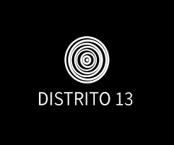 Logotipo de Disctríto 13 con círculos concéntricos y texto debajo.
