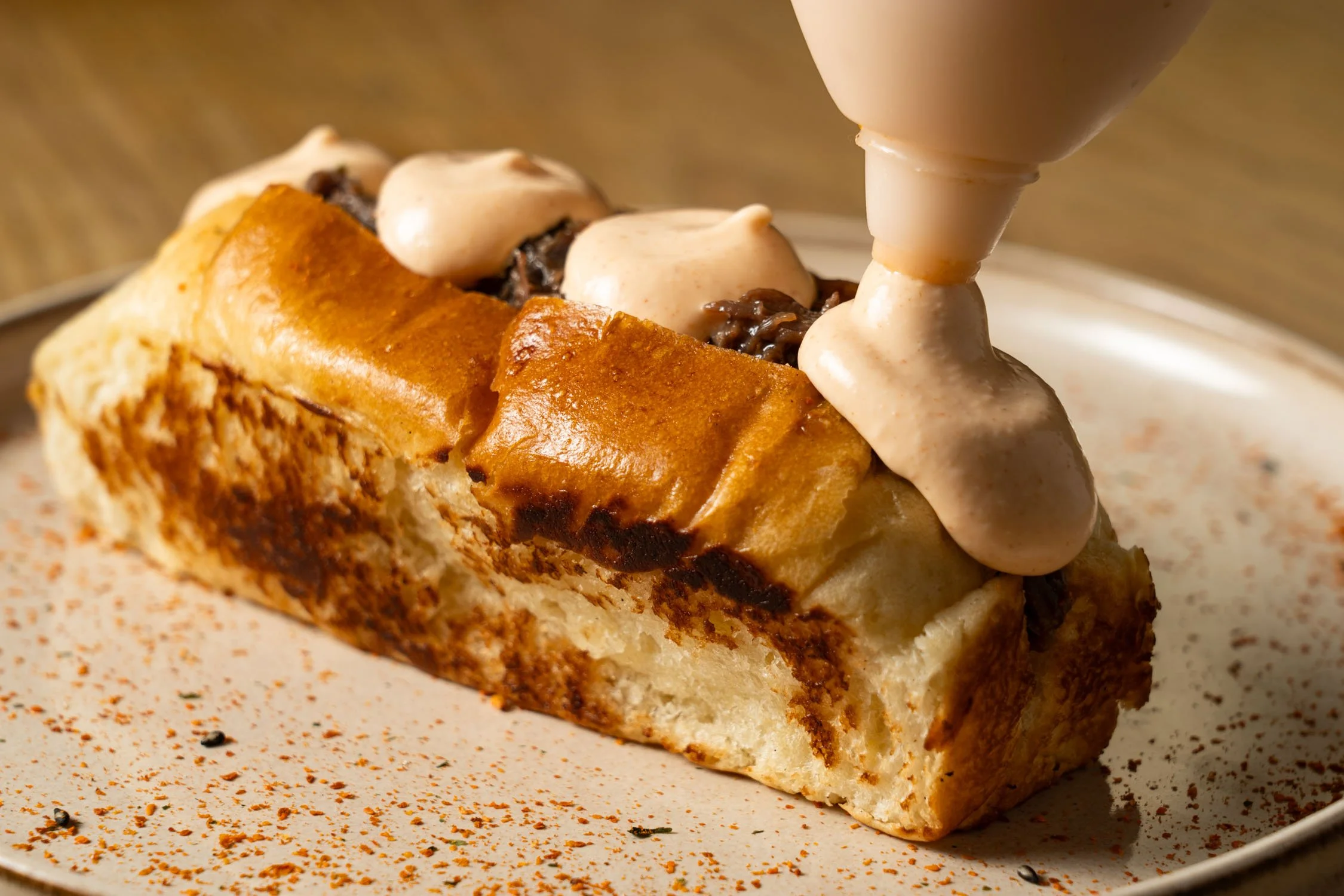 Tarta con crema y relleno de chocolate, decoración de crema y especias en plato blanco.