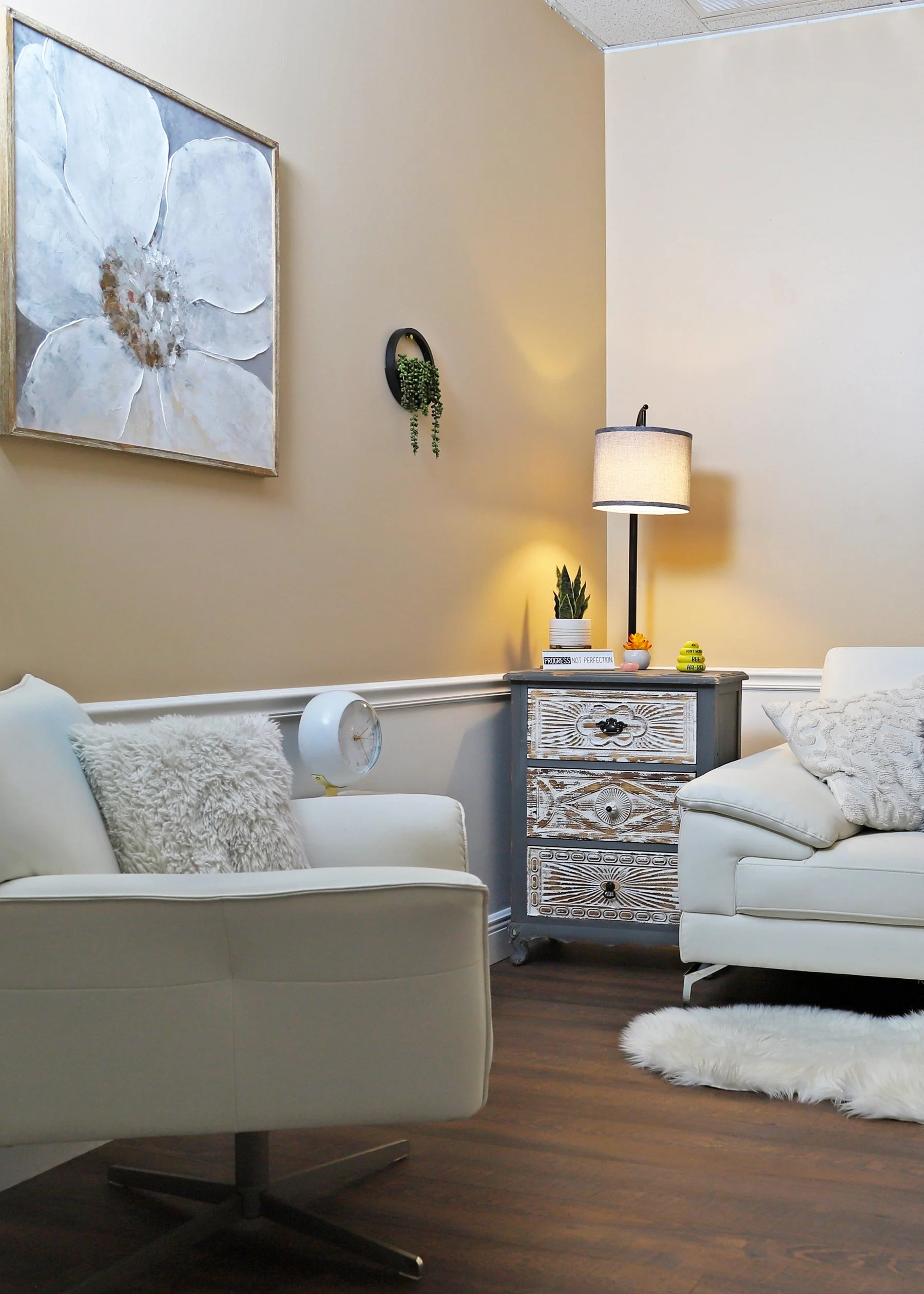 counseling-room-decor-white-flower-art.jpg
