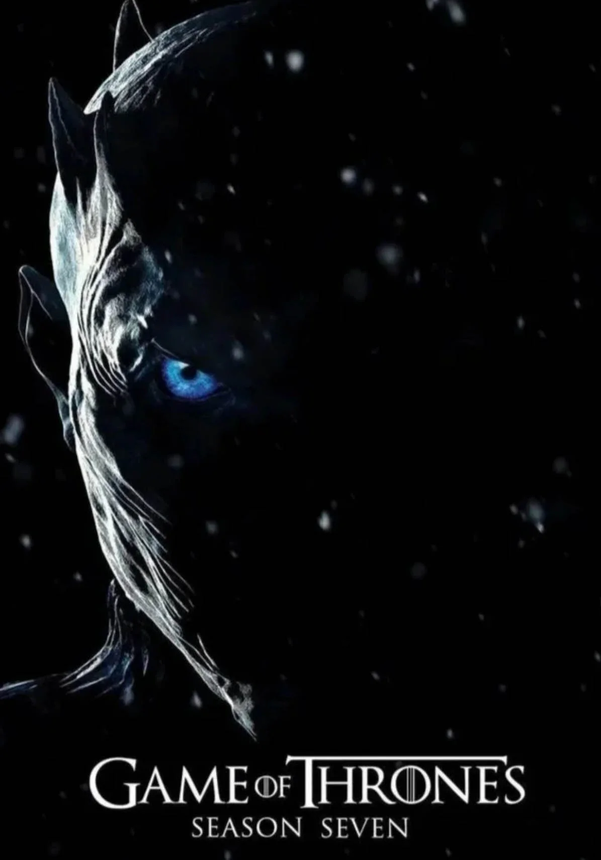 Bild von einem weißen Katzenkopf mit blauen Augen auf schwarzem Hintergrund, darunter das Logo für die siebte Staffel von Game of Thrones.