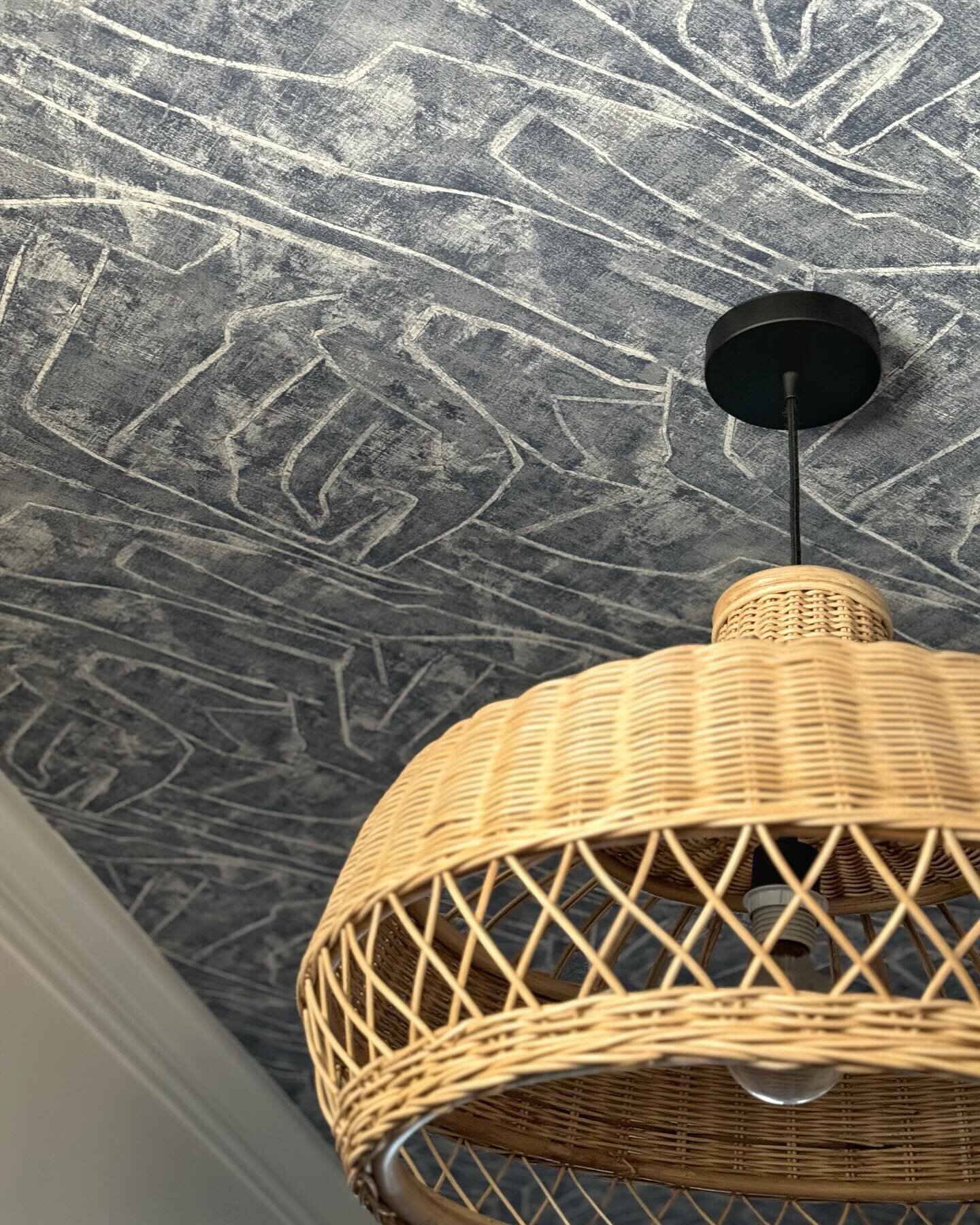 There is a time and a place for wallpaper. Luckily, the time is now and the place is this foyer ceiling 🤍💙
Are you a fan of ceiling wallpaper?