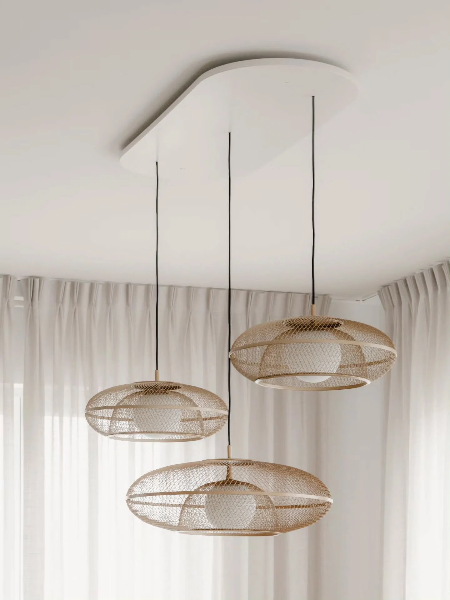 Verlichting als blikvanger.
Deze pendels cre&euml;ren een designstatement boven de tafel. ✨

Project OH. Knokke
In opdracht van @elbumo.bouwrealisaties 
📸 @mapho.be 

#interieurarchitect #interieurdesign #interiorlovers #project #verlichting