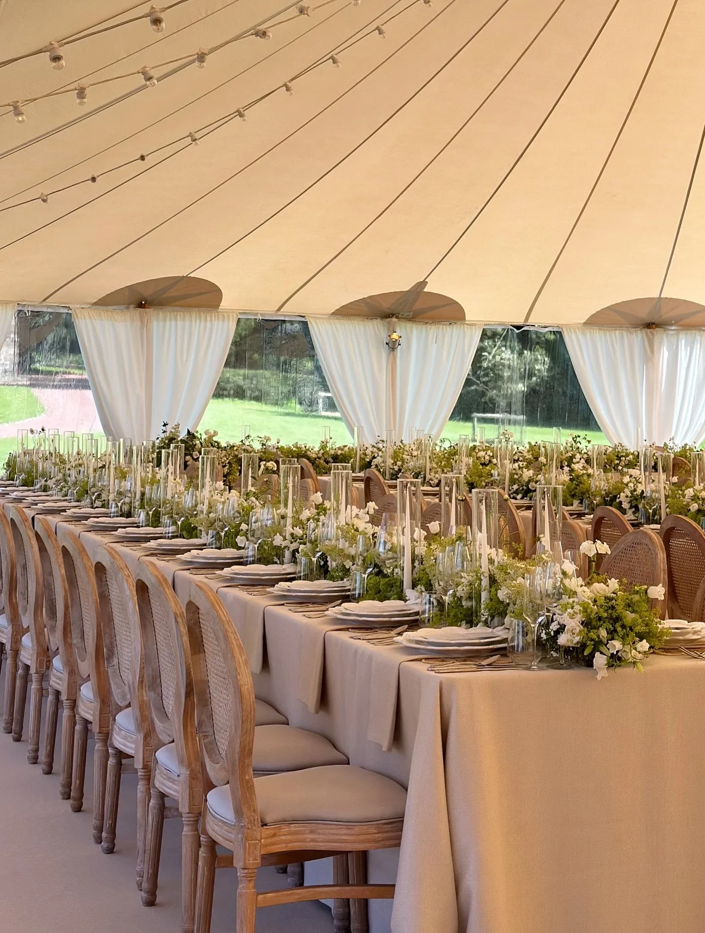 Summer weddings in a Sperry tent might just be our favourite place… ✨ The dreamiest setting for the most beautiful day.
Organised and styled to perfection by @katrinaotterwed with the most stunning floral displays from @myrtleandbracken 🌿🤍