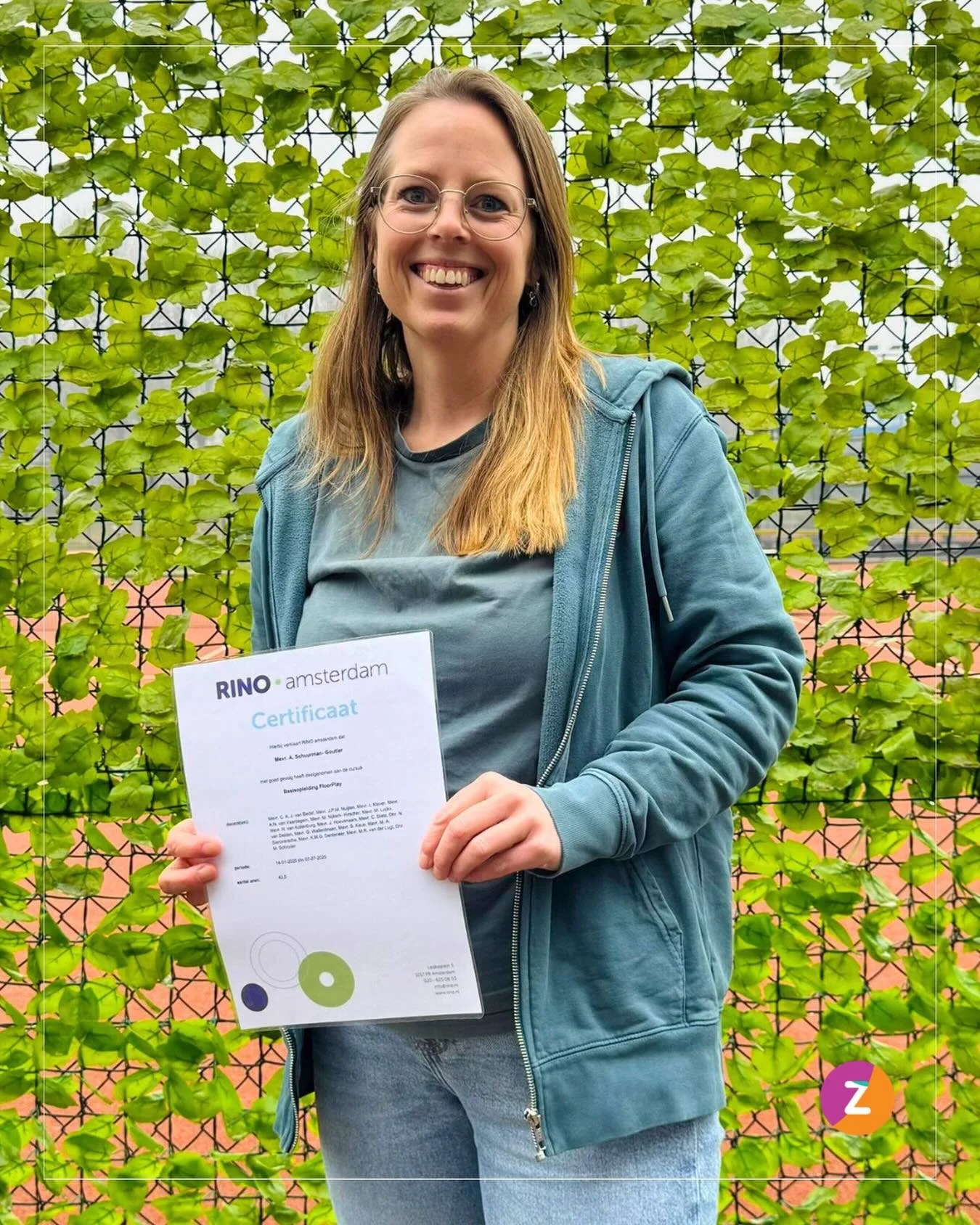 Gefeliciteerd🎈  Wij zijn trots om te delen dat Anita is geslaagd voor de basisopleiding Floorplay! 👏🏼
 
Floorplay is een manier van werken waarbij je aansluit bij het kind in spel op de grond en vanuit daar de ontwikkeling stimuleert. Je volgt het