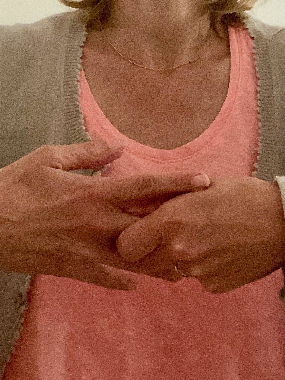JSJ_Mittelfinger_rechts.jpg