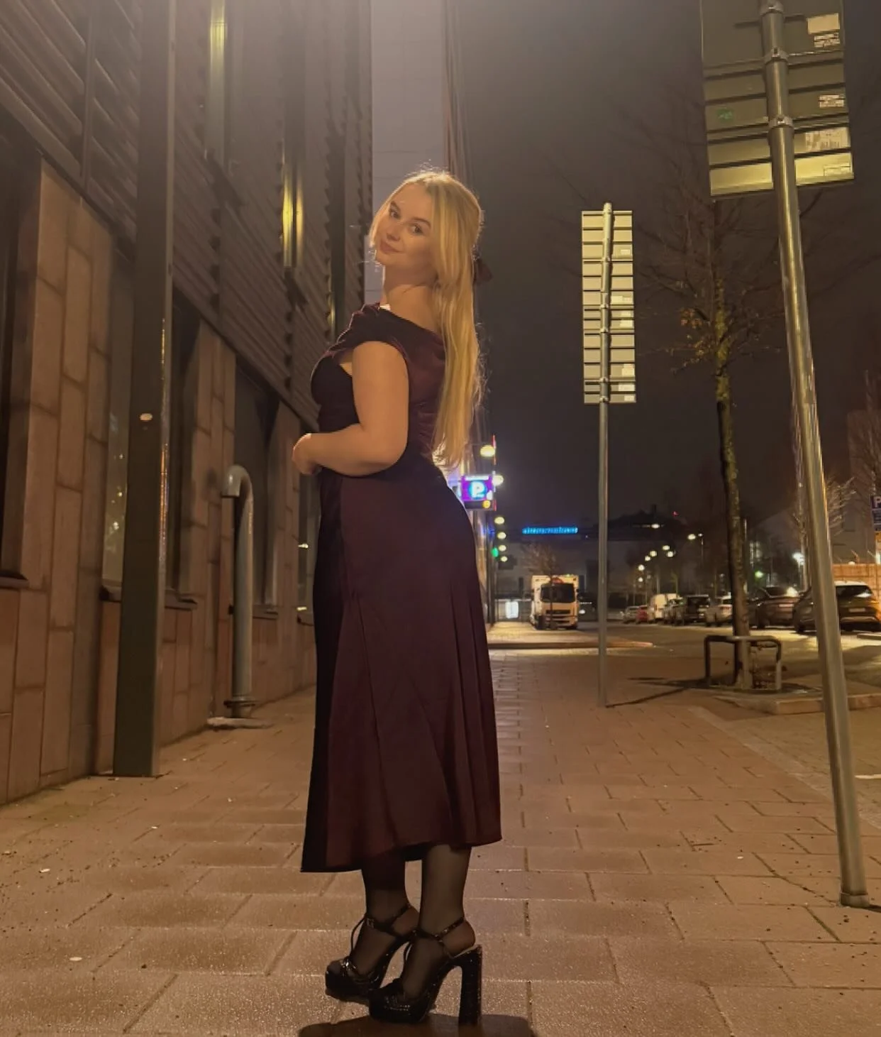 Confidence level: heels higher than my standards!
📸 @alexandraledin ❤️

#highheel #happy #holidyseason #lifestyle #outfit #gymgirl #travel